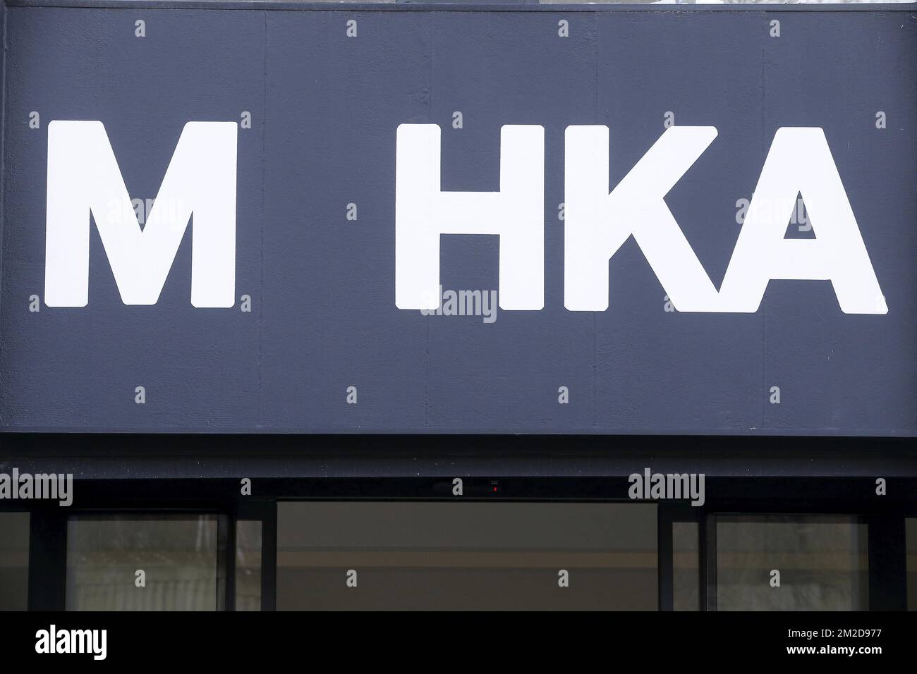 Logo M HKA représenté lors d'une conférence de presse concernant le nouvel emplacement du musée d'art contemporain d'Anvers M HKA (Museum van Hedendaagse Kunst), à Anvers vendredi 23 février 2018. BELGA PHOTO NICOLAS MATERLINCK Banque D'Images