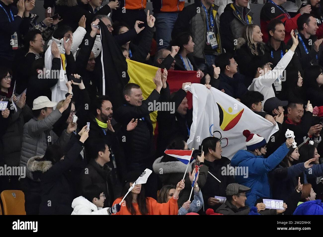 Les fans belges célèbrent après que Bart balançoires (non représenté) a remporté la médaille d'argent à la finale de la course de patinage de vitesse de départ en masse pour hommes aux XXIII Jeux Olympiques d'hiver, samedi 24 février 2018, à Pyeongchang, Corée du Sud. Les Jeux Olympiques d'hiver se tiendront du 9 au 25 février dans le comté de Pyeongchang, en Corée du Sud. BELGA PHOTO DIRK WAEM Banque D'Images