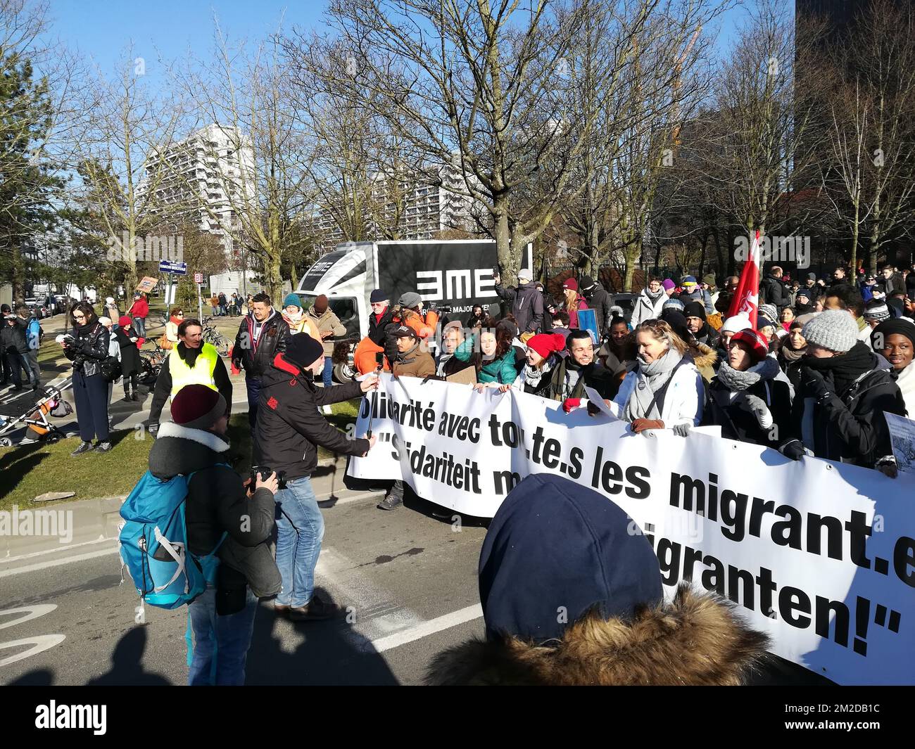 L'illustration montre les personnes qui assistent à la manifestation "vague humaine pour la solidarité et l'humanité" pour appeler à un meilleur traitement des réfugiés, organisée par le collectif "BXL Refugees", dimanche 25 février 2018 à Bruxelles. BELGA PHOTO ANTONY GEVAERT Banque D'Images