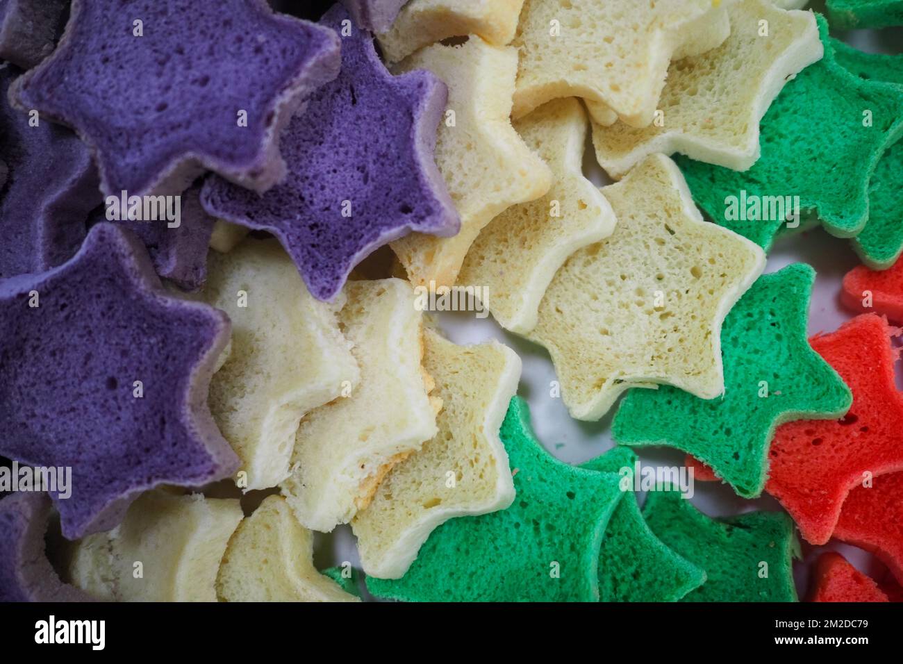 baker chef trancheuse rouge violet jaune et vert étoile et coeur de couleur petits pains dans la cuisine de restauration Banque D'Images