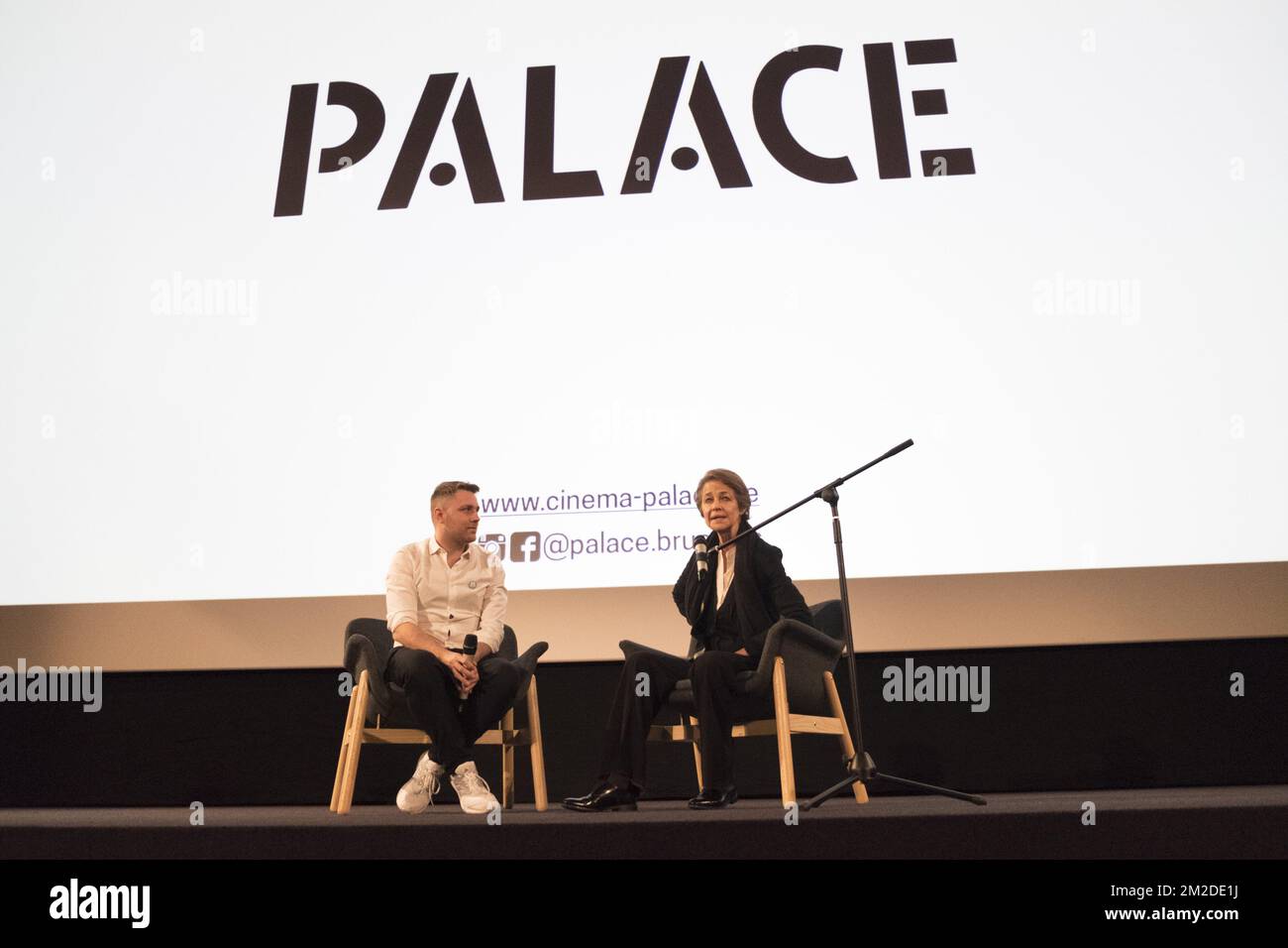 L'actrice Charlotte Rampling (R) est interviewée lors de la soirée d'ouverture du Palais du Cinéma entièrement rénové, dans le centre de Bruxelles, le mercredi 28 février 2018. BELGA PHOTO HATIM KAGHAT Banque D'Images