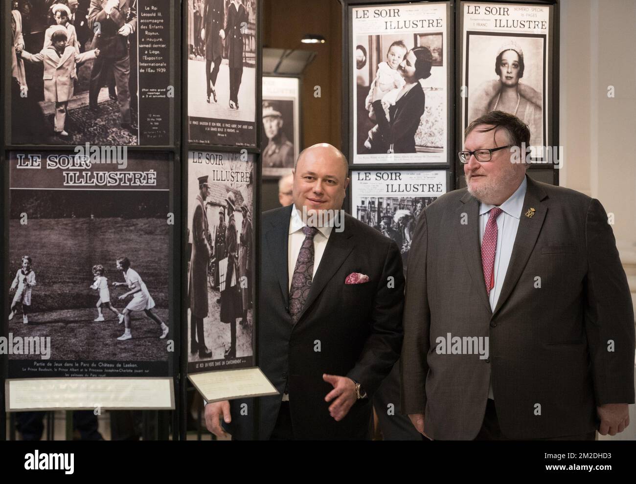 Soir Mag, journaliste Pierre de Vuyst et Patrick Renault, Directeur médias et communication du Palais Royal, photographié lors d'une visite royale à l'exposition « la famille royale fait la une » organisée par le magazine « Soirmag », le mercredi 07 mars 2018 à Bruxelles. La publication hebdomadaire célèbre leur anniversaire de 90th avec une exposition de 300 couvertures de magazine mettant en vedette la famille royale. BELGA PHOTO BENOIT DOPPAGNE Banque D'Images