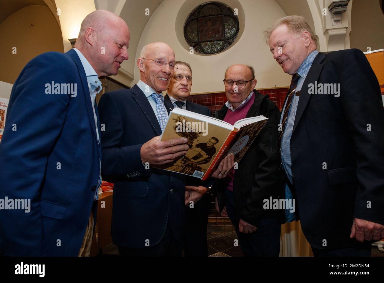 José Debels, ancien cycliste belge Eric Leman, ancien cycliste belge Freddy Maertens, ancien cycliste belge Michel Pollentier et journaliste Jacques Sys, photographié lors de la présentation du livre « Top 1000 van de Belgische wielrenners » (Top 1000 des cyclistes belges), écrit par le journaliste Jacques Sys, mardi 13 mars 2018, à Roeselare. BELGA PHOTO KURT DESPLENTER Banque D'Images