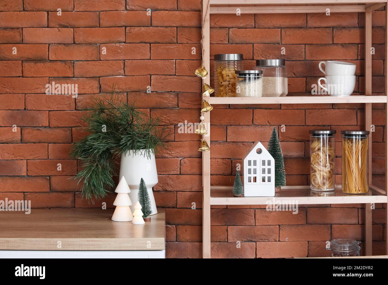 Étagère avec porte-bougie, arbres de Noël et pots de nourriture dans la  cuisine Photo Stock - Alamy