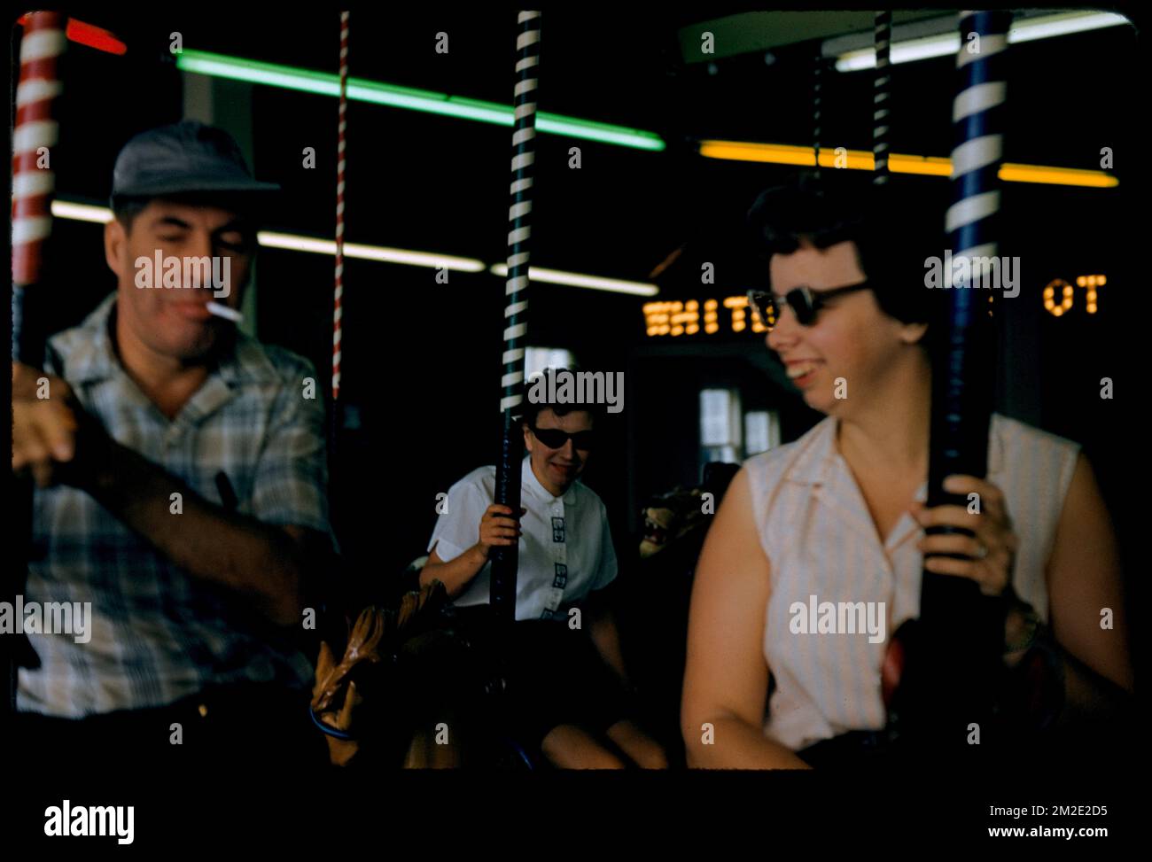 Curran, sur Merry-Go-round , Merry-Go-rounds. Collection Edmund L. Mitchell Banque D'Images