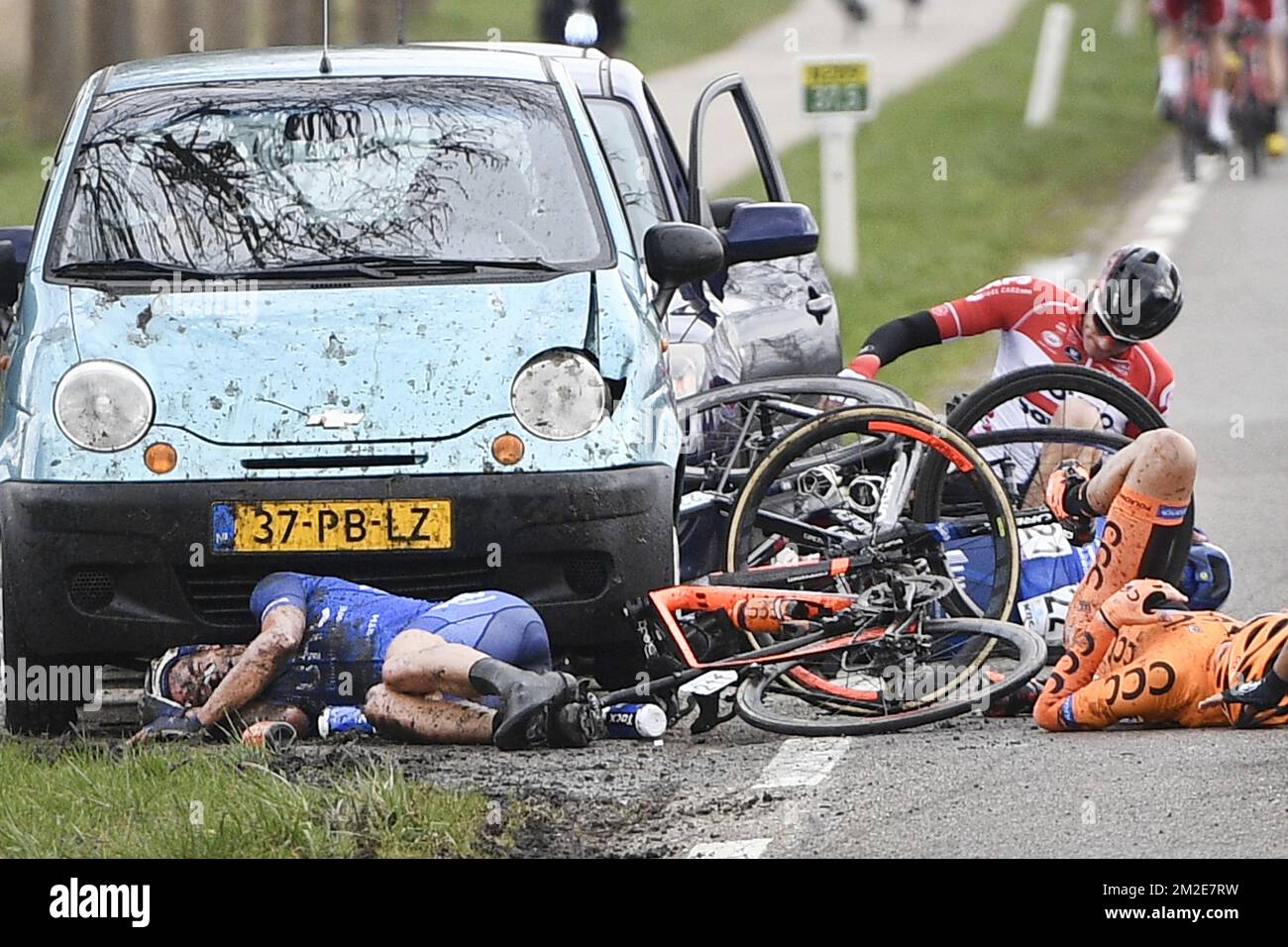 American Travis McCabe d'UnitedHealthcare et slovène Marko Kump de CCC Sprandi Polkowice photographié après un accident lors de l'édition 106th de la course cycliste d'une journée 'Schelprivjs', à 200,4 km de Borsele à Schoten, mercredi 04 avril 2018. BELGA PHOTO YORICK JANSENS Banque D'Images