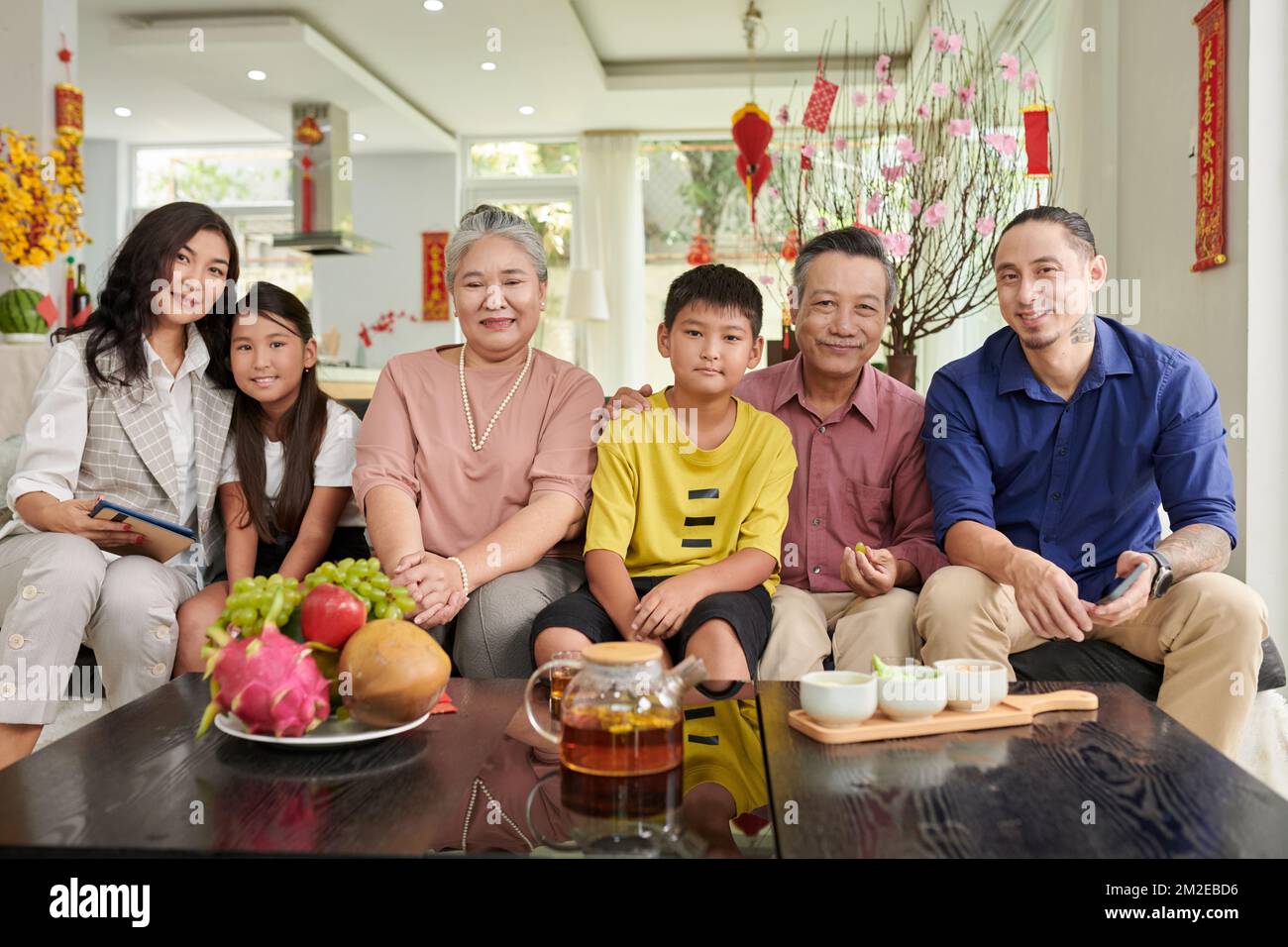 Trois générations de grandes familles célèbrent le nouvel an chinois chez elles Banque D'Images