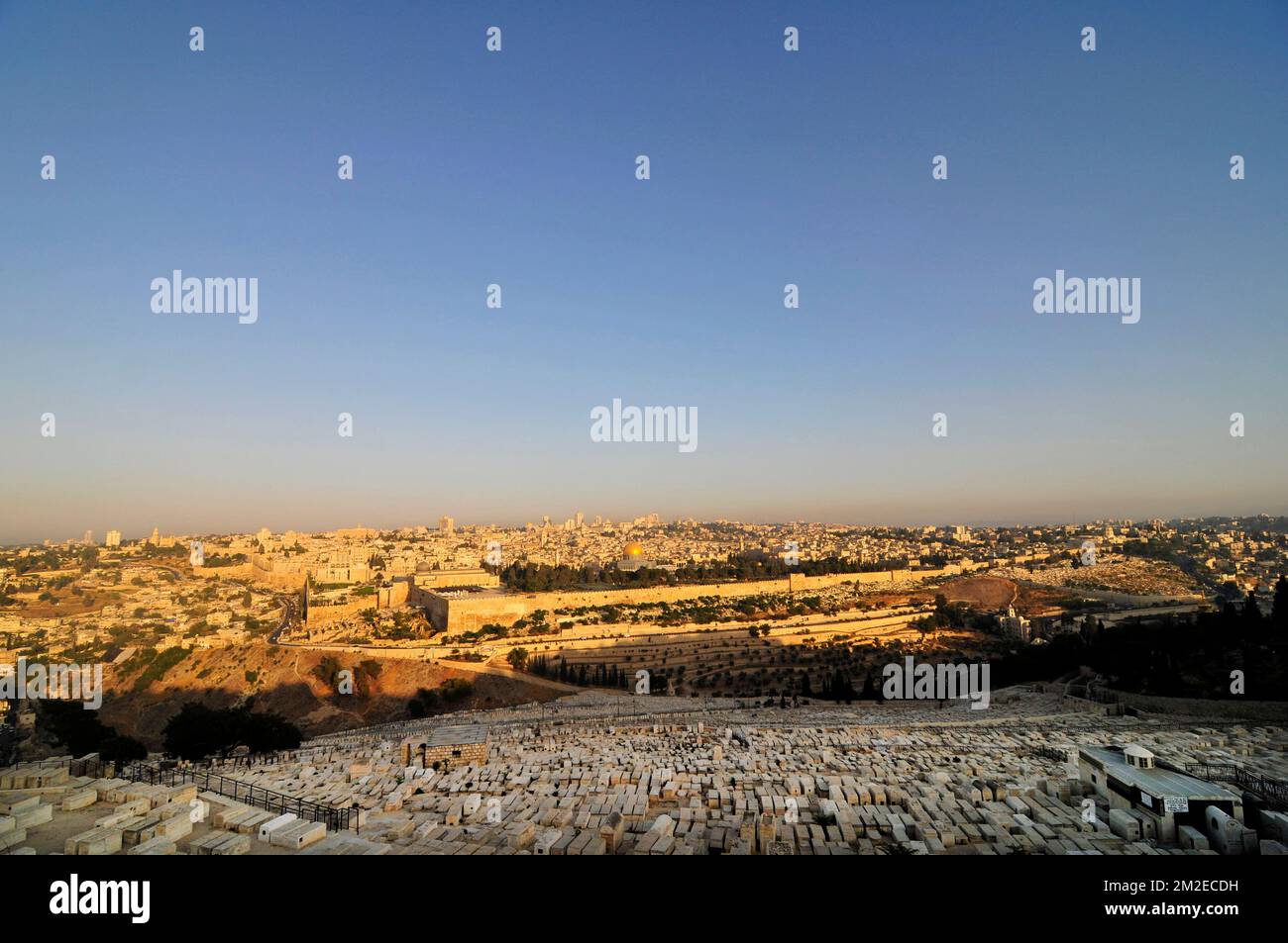 Une vue romantique de Jérusalem juste après le lever du soleil depuis le Mont des oliviers à Jérusalem-est. Banque D'Images