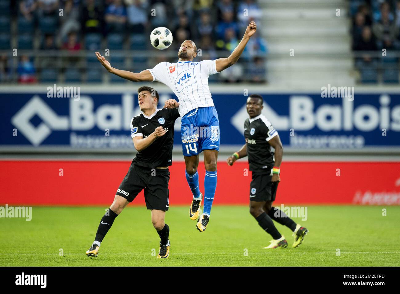 Joakim Maehle de Genk et Rangelo Janga de Gent se battent pour le ballon lors du match Jupiler Pro League entre KAA Gent et KRC Genk, à Gand, le mardi 17 avril 2018, le quatrième jour du Play-off 1 du championnat belge de football. BELGA PHOTO JASPER JACOBS Banque D'Images