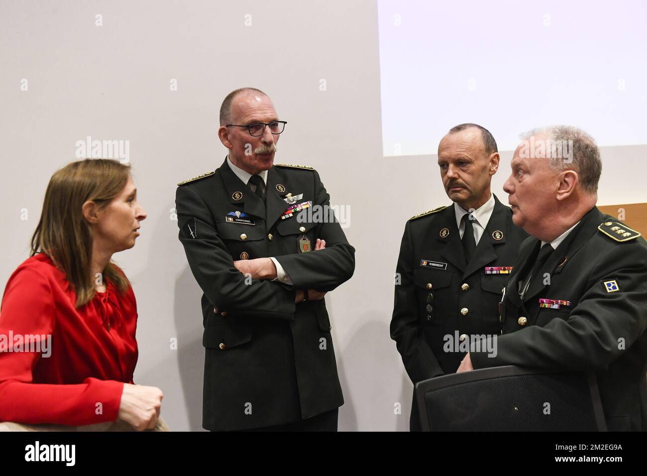 Ann Schoubs, Présidente de la FIA/SFIA, Chef de la Défense, général Marc Compernol, Inspecteur général de la Défense belge Henk Robberecht et DG MR, Lieutenant général Rudy Debaene, photographiés lors d'une session de la Commission de la Défense de la Chambre au Parlement fédéral, à Bruxelles, le mercredi 18 avril 2018. Aujourd'hui, la commission poursuit son débat sur l'affaire F-16. BELGA PHOTO LAURIE DIEFFEMBACQ Banque D'Images