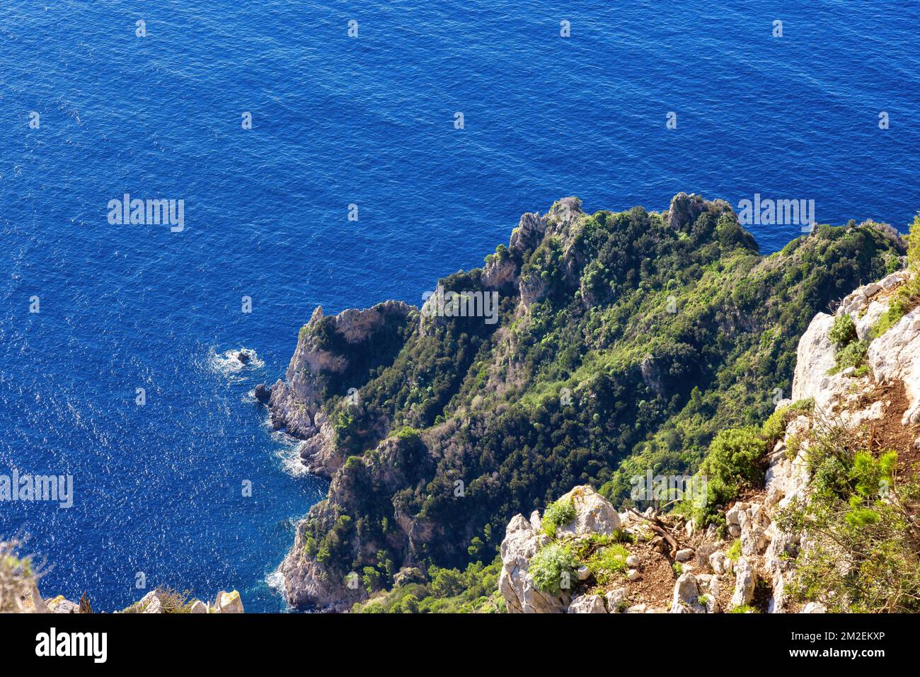 Côte des Rocheuses en mer à la ville touristique de l'île de Capri dans la baie de Naples, en Italie Banque D'Images