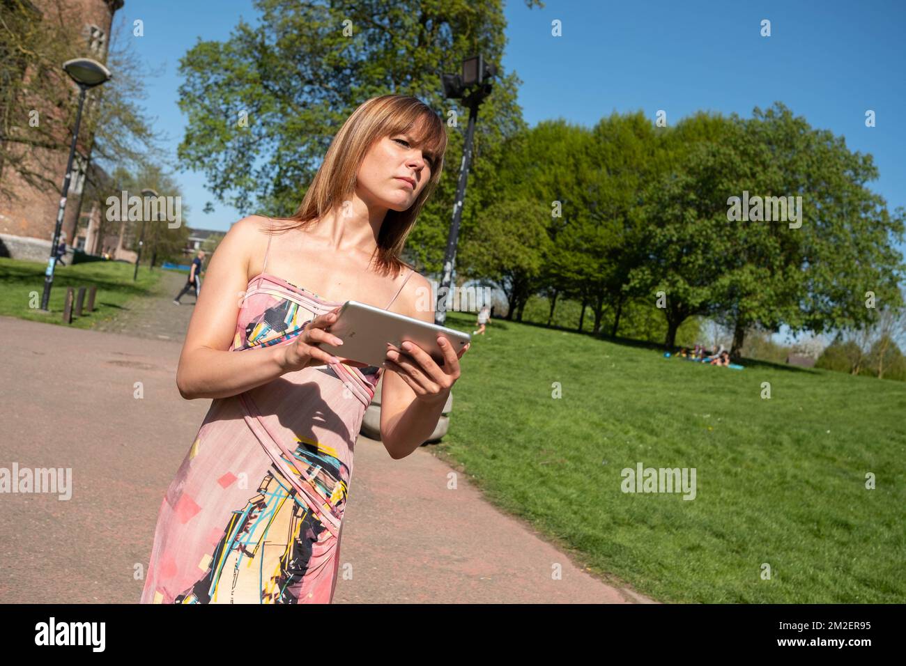 Jeune femme avec une tablette. | Femme avec un ordinateur. 05/05/2016 Banque D'Images