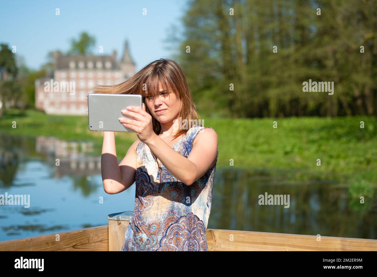 Jeune femme avec une tablette. | Femme avec une nappe. 05/05/2016 Banque D'Images