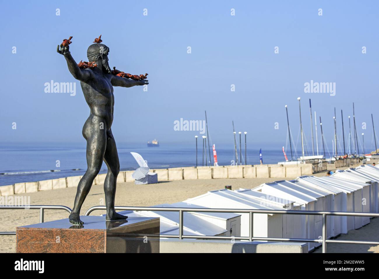 Sculpture en bronze Eternity - Poséidon par l'artiste Xu Zhen pendant Beaufort 2018 à de Haan / le Coq, Flandre Occidentale, Belgique | Sculpture Eternity - Poséidon par Xu Zhen au Coq suspendu le projet artistique Beaufort 2018 en Belgique 19/04/2018 Banque D'Images