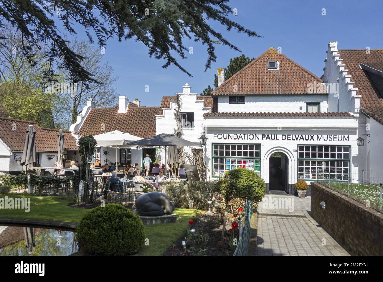 Touristes dans le jardin du Musée Paul Delvaux / Het Vlierhof à Sint-Idesbald / Koksijde / Coxyde, Flandre Occidentale, Belgique | Musée Paul Delvaux à Saint-Idesbald / Coxyde, Belgique 19/04/2018 Banque D'Images