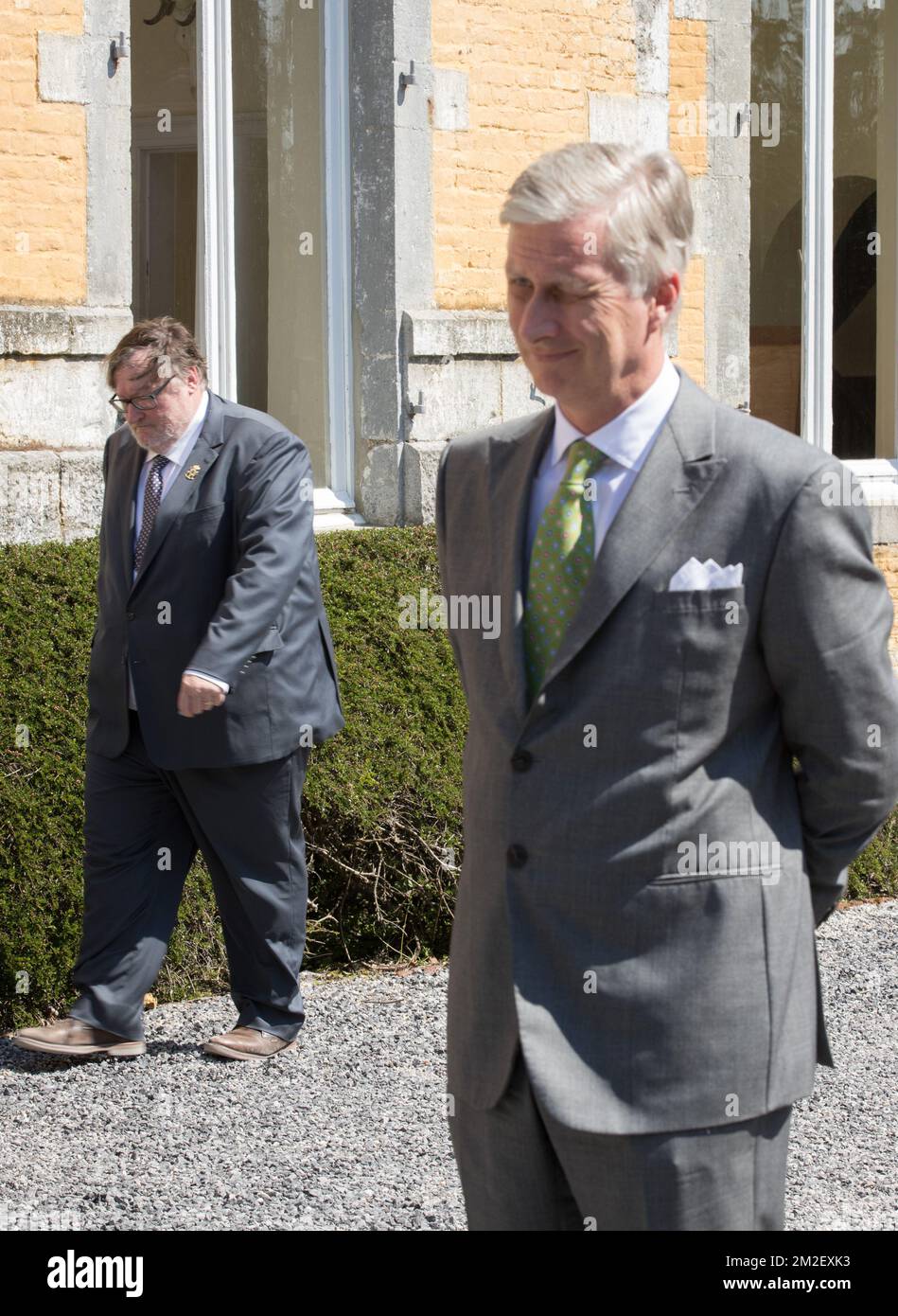 Patrick Renault, Directeur médias et communication du Palais Royal passe derrière le Roi Philippe - Filip de Belgique lors d'une visite royale à l'occasion du 125th anniversaire de la SRFB Société Royale Forestiere de Belgique - KBBM de Koninklijke Belgische Bosbouwmaatschappij, Au château de Lavaux-Saint-Anne à Rochefort le vendredi 04 mai 2018. BELGA PHOTO BENOIT DOPPAGNE Banque D'Images