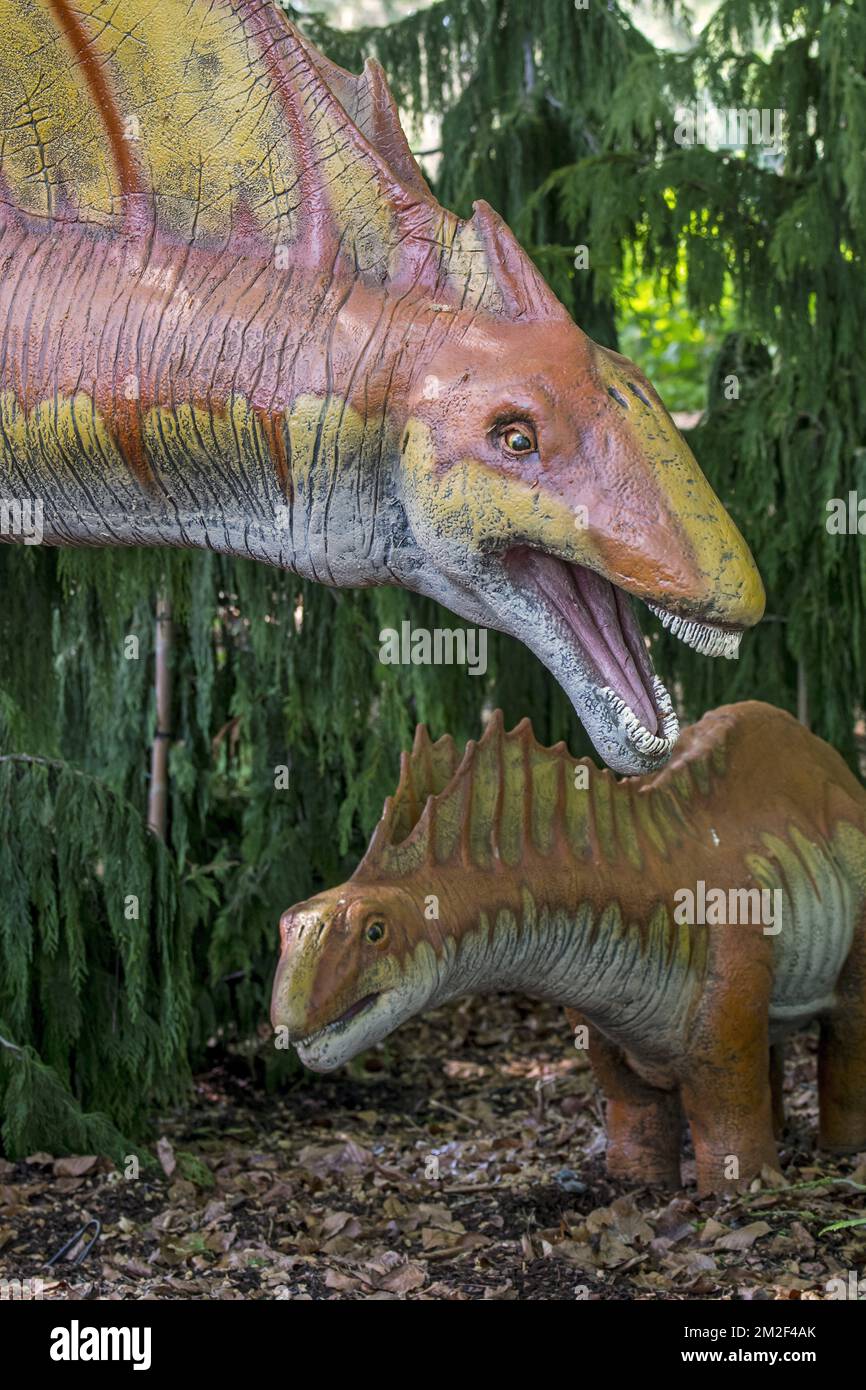 Réplique réaliste d'Amargasaurus avec un jeune dinosaure sauropode de l'époque du Crétacé précoce | Réplique de Amargasaurus, dinosaure du Crétacé infère 09/05/2018 Banque D'Images