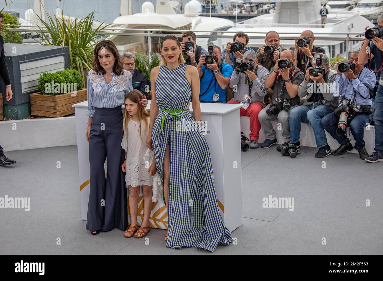 Photo du film "Gueule d'Ange", avec la Directrice Vanessa Filho, l'actrice Ayline Aksoy-Etaix et l'actrice Marion Cottilard, pendant le 71 ème Festival de Cannes, au Palais des Festival de Cannes. | Photocall du film « Gueule d'Ange », avec la réalisatrice Vanessa Filho, l'actrice Ayline Aksoy-Etaix et l'actrice Marion Cottilard, durant le 71 eme Festival de Cannes, au palais des Festival à Cannes. 12/05/2018 Banque D'Images