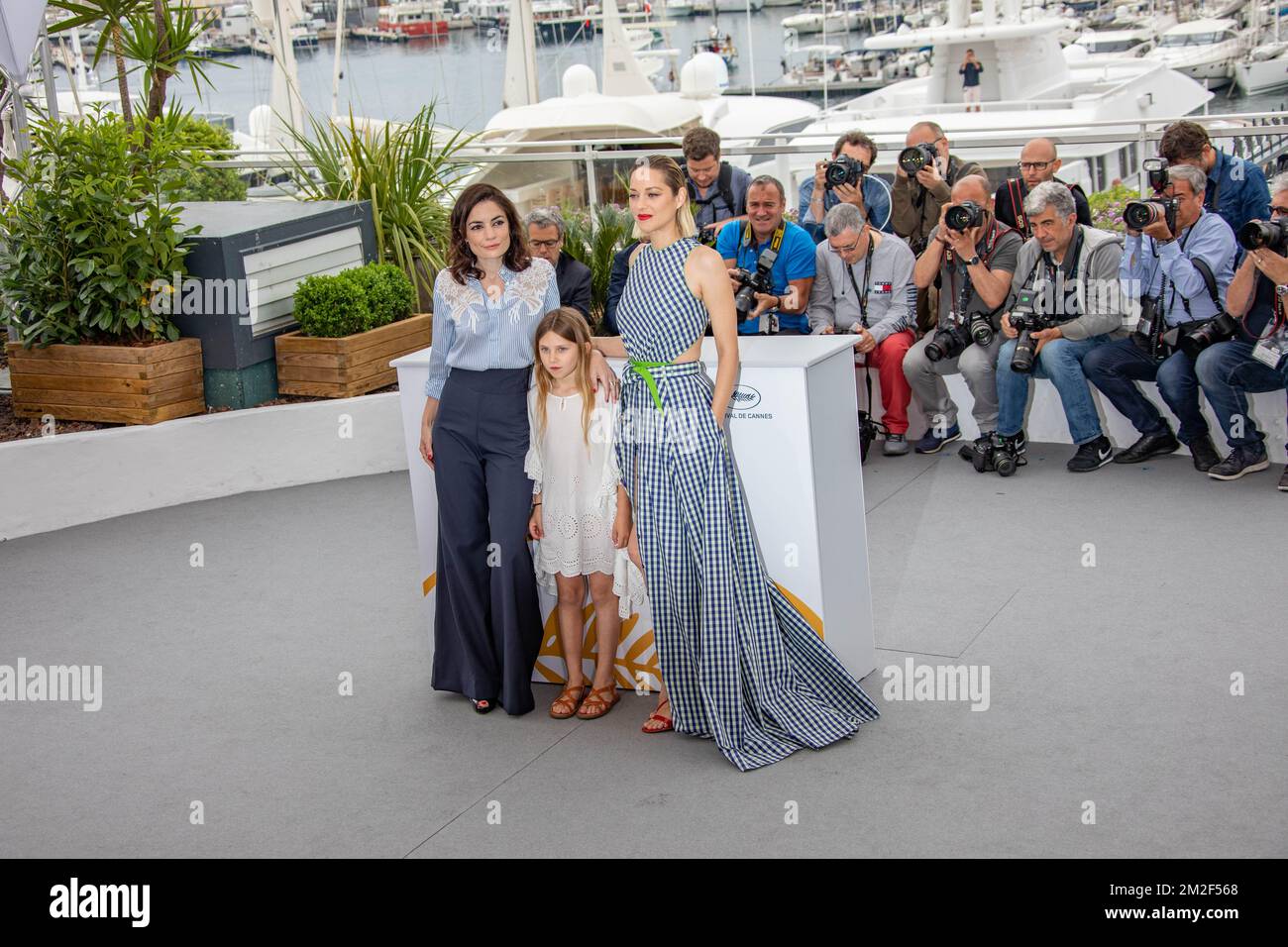 Photo du film "Gueule d'Ange", avec la Directrice Vanessa Filho, l'actrice Ayline Aksoy-Etaix et l'actrice Marion Cottilard, pendant le 71 ème Festival de Cannes, au Palais des Festival de Cannes. | Photocall du film « Gueule d'Ange », avec la réalisatrice Vanessa Filho, l'actrice Ayline Aksoy-Etaix et l'actrice Marion Cottilard, durant le 71 eme Festival de Cannes, au palais des Festival à Cannes. 12/05/2018 Banque D'Images