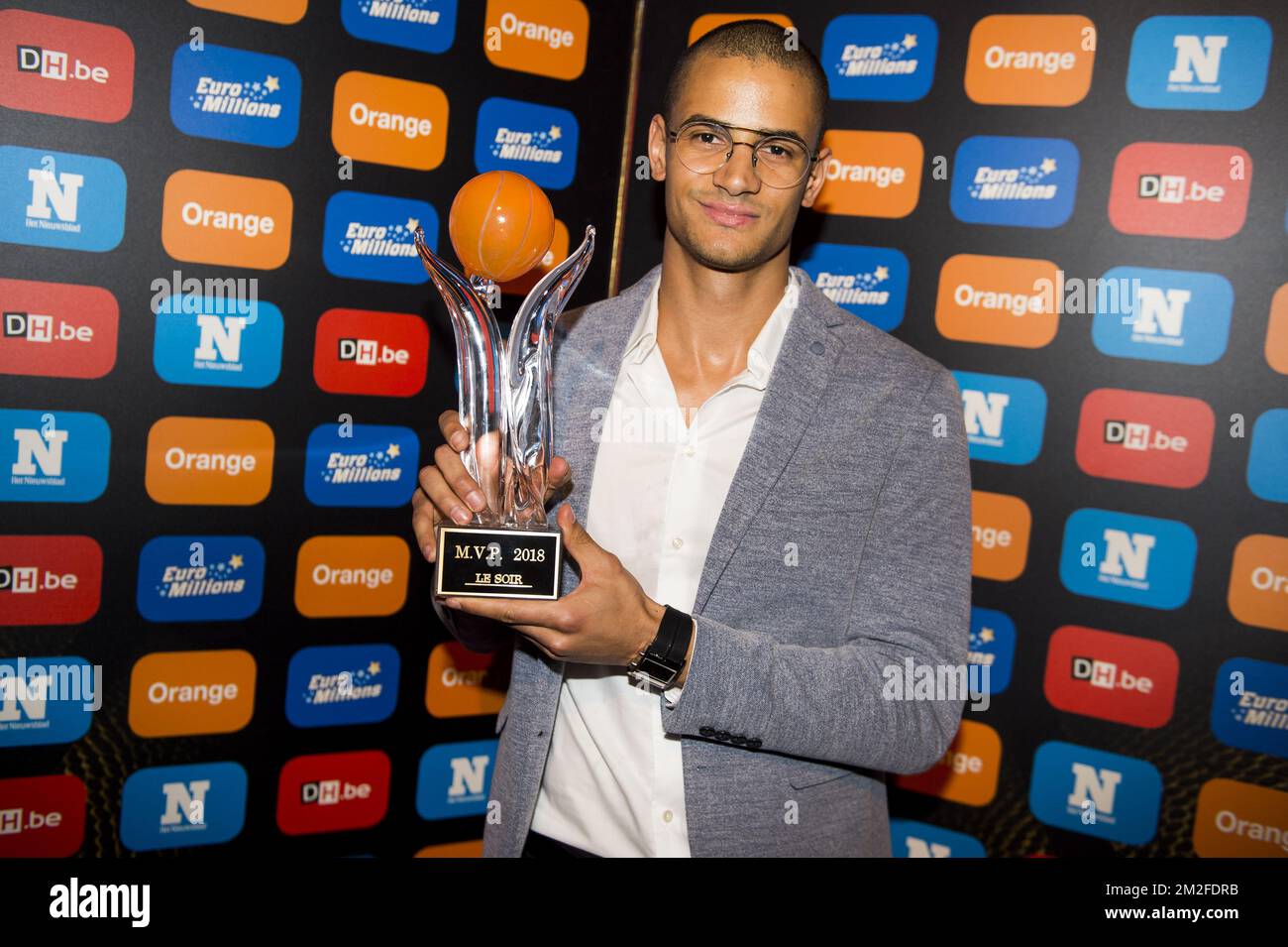 Jean Salumu d'Ostende célèbre avec son prix MVP après la cérémonie de remise des prix du basket-ball belge avec des prix pour les joueurs masculins de la Ligue de basket-ball d'EuroMillions (EMBL) et pour la femme de la Top Division Women (TDW) à Lint, mardi 22 mai 2018. BELGA PHOTO JASPER JACOBS Banque D'Images