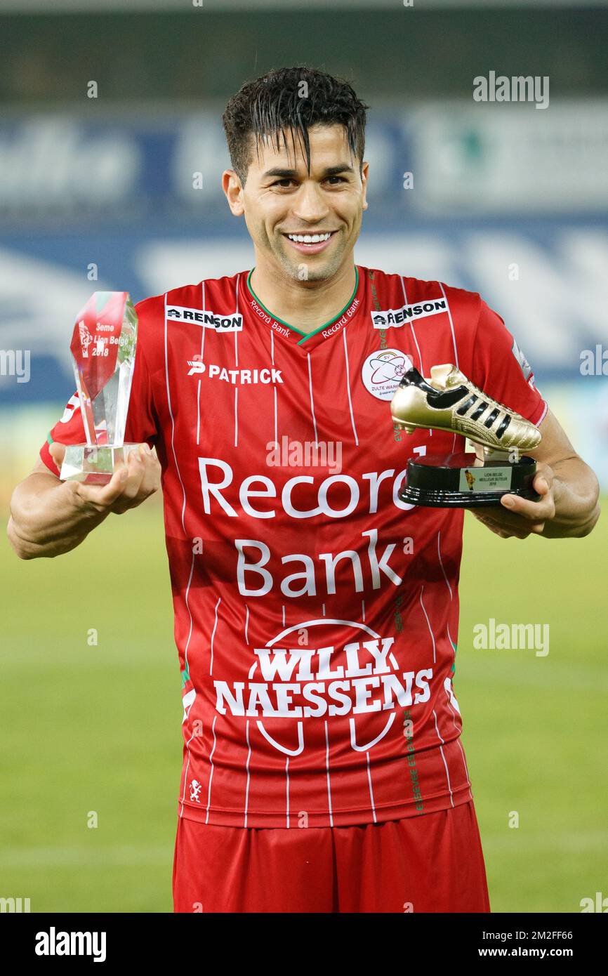 Hamdi Harbaoui d'Essevee célèbre avec le trophée de son meilleur buteur  après avoir remporté le match de la Jupiler Pro League entre SV Zulte  Waregem et Sporting Lokeren, à Waregem, le mercredi