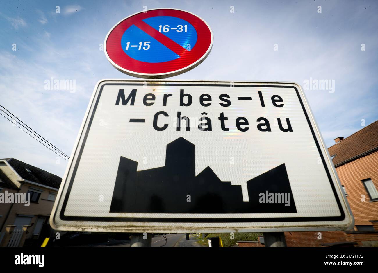 L'illustration montre le nom de la municipalité de Merbes-le-Château sur un panneau routier, le mardi 22 mai 2018. BELGA PHOTO VIRGINIE LEFOUR Banque D'Images