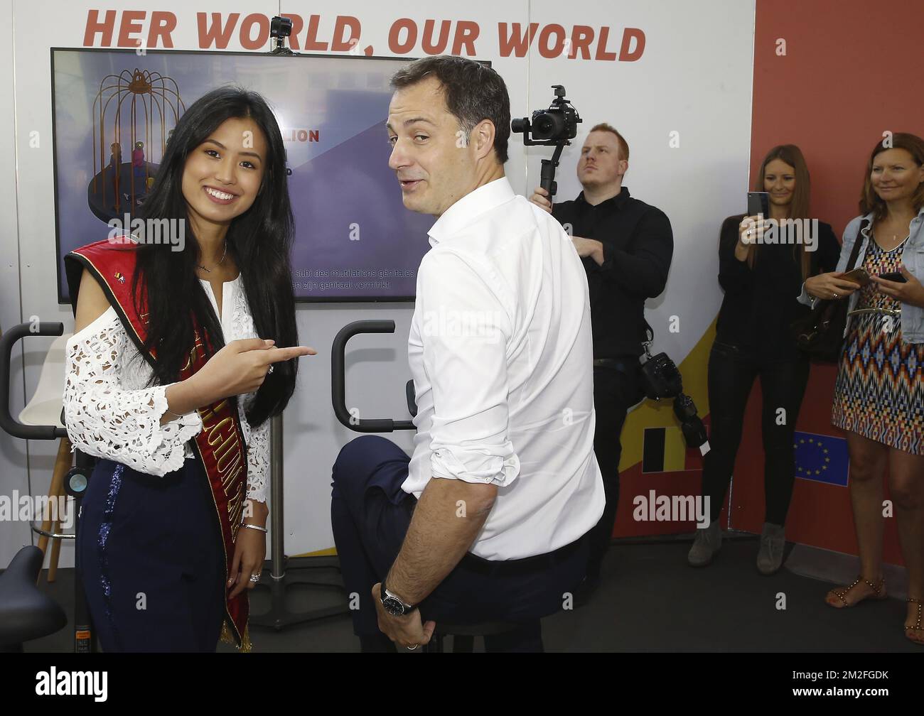 Miss Belgium 2018 Angeline Flor Pua et vice-Premier ministre et ministre de la coopération au développement, Agenda numérique, Telecom et Services postaux Alexander de Croo photographié pendant le lancement de la campagne "son monde/notre monde pour l'égalité des sexes, i le centre de Bruxelles, jeudi 24 mai 2018. La journée d'action pour l'égalité des sexes est organisée par la Commission européenne et se déroule dans 21 États membres différents, afin d'informer le public sur les questions liées au genre, la diversité et la société mixte. BELGA PHOTO NICOLAS MATERLINCK Banque D'Images