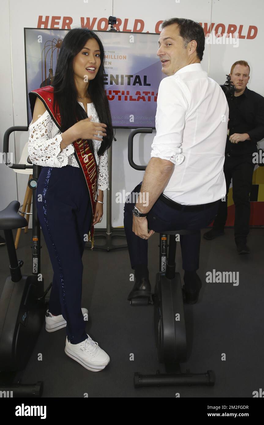 Miss Belgium 2018 Angeline Flor Pua et vice-Premier ministre et ministre de la coopération au développement, Agenda numérique, Telecom et Services postaux Alexander de Croo photographié pendant le lancement de la campagne "son monde/notre monde pour l'égalité des sexes, i le centre de Bruxelles, jeudi 24 mai 2018. La journée d'action pour l'égalité des sexes est organisée par la Commission européenne et se déroule dans 21 États membres différents, afin d'informer le public sur les questions liées au genre, la diversité et la société mixte. BELGA PHOTO NICOLAS MATERLINCK Banque D'Images