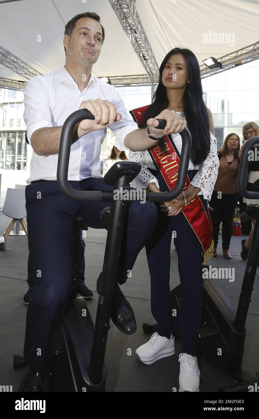 Vice-Premier ministre et ministre de la coopération au développement, Agenda numérique, Services des télécommunications et de la poste Alexander de Croo et Miss Belgium 2018 Angeline Flor Pua photographié pendant le lancement de la campagne "son monde/notre monde pour l'égalité des sexes, je le centre de Bruxelles, jeudi 24 mai 2018. La journée d'action pour l'égalité des sexes est organisée par la Commission européenne et se déroule dans 21 États membres différents, afin d'informer le public sur les questions liées au genre, la diversité et la société mixte. BELGA PHOTO NICOLAS MATERLINCK Banque D'Images