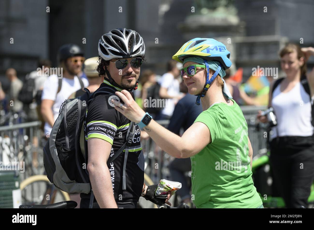 les cyclistes venus de touche la Belgique célébrent les 20 ans de la touche première masse critique de la capitale. Le peloton se retouve dans le parc du Cinquantenaire | dans le Parc du jubileum; le cycliste assure les 20 ans de commémoration critique de masse. 26/05/2018 Banque D'Images