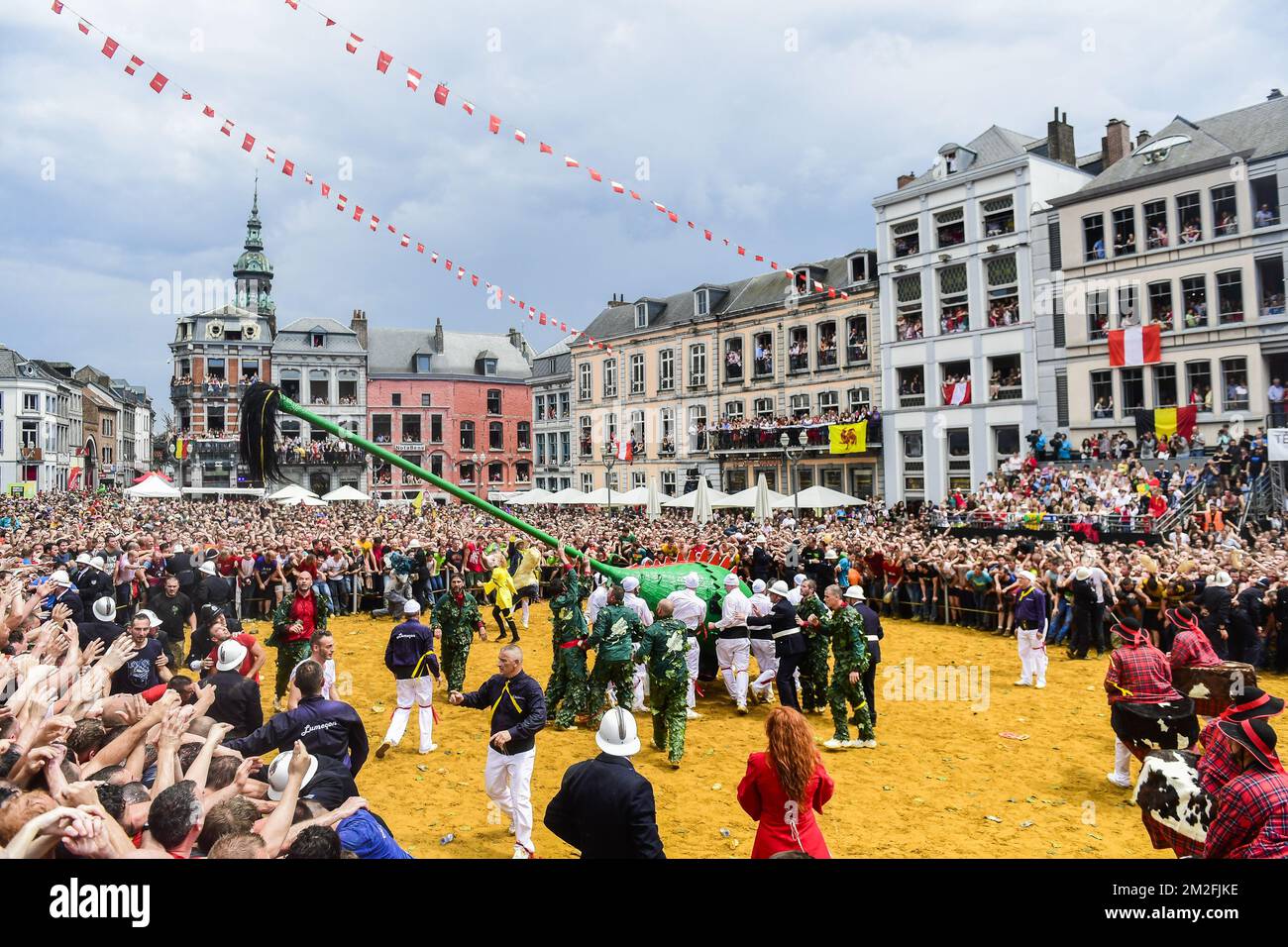 L'illustration montre le festival folklorique Ducasse - Doudou à Mons, dimanche 27 mai 2018. La fête du Doudou compromis deux parties, une procession avec le sanctuaire de Waltrude et la lutte entre Saint George et le dragon. Le Doudou a été reconnu en 2005 par l'UNESCO comme l'un des chefs-d'œuvre du patrimoine oral et immatériel de l'humanité. BELGA PHOTO LAURIE DIEFFEMBACQ Banque D'Images