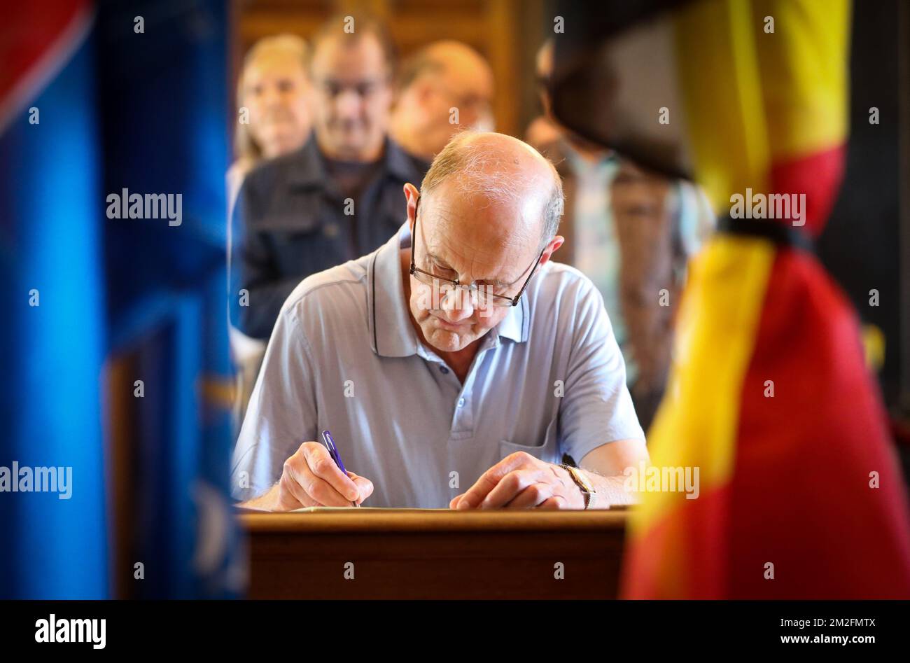 L'illustration montre une personne signant (et d'autres personnes attendant en ligne) un livre de condoléances, ouvert à l'hôtel de ville de Liège, le mercredi 30 mai 2018. Un homme armé, Benjamin Herman, a abattu deux policiers et un passant. Le tireur était en congé de prison et a été abattu par la police. BELGA PHOTO VIRGINIE LEFOUR Banque D'Images