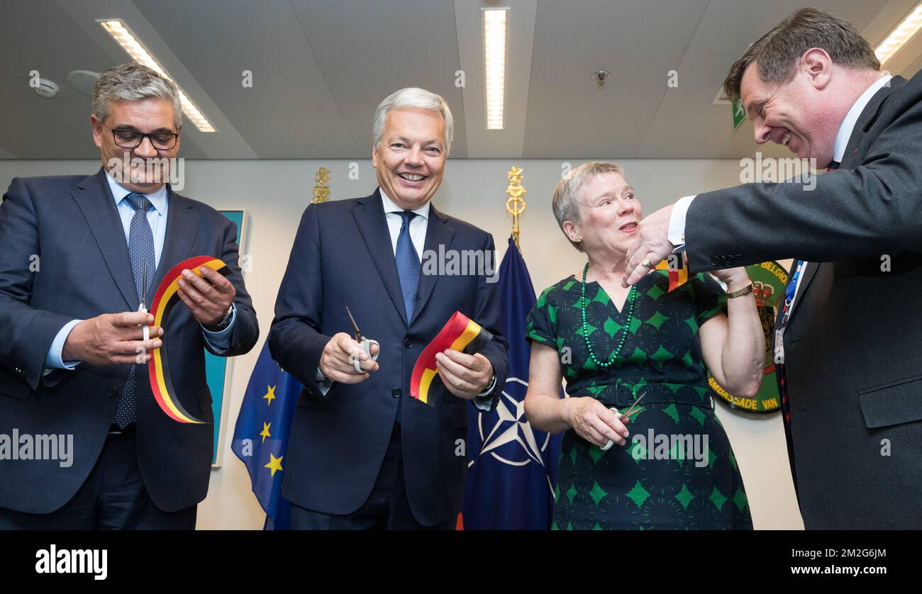 Ministre de la Défense et de la fonction publique Steven Vandeput, vice-Premier ministre et ministre des Affaires étrangères Didier Reynders, Secrétaire général adjoint de l'OTAN aux États-Unis Rose Gottemoeller et ambassadeur belge auprès de l'OTAN, François de Kerchove d'Exaerde photographié lors de l'ouverture de la délégation belge aux postes de chef de l'OTAN après une rencontre entre le Premier ministre belge et le secrétaire général de l'OTAN, pour la première fois dans le nouveau bâtiment du siège de l'OTAN, vendredi 22 juin 2018 à Bruxelles. BELGA PHOTO BENOIT DOPPAGNE Banque D'Images