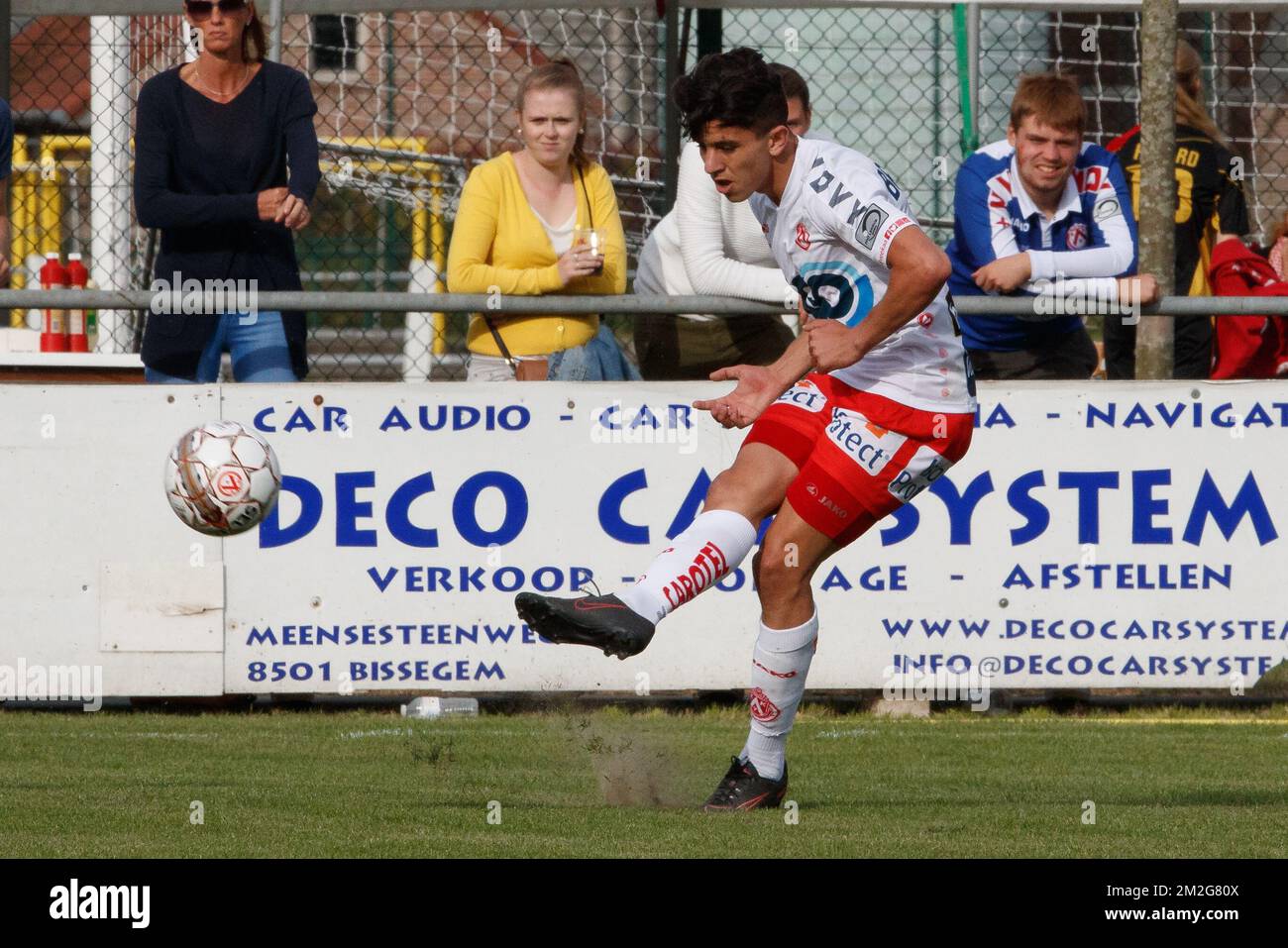 Youcef Atal de Courtrai combat pour le ballon lors d'un match amical, le premier de la nouvelle saison 2018-2019 pour KV Kortrijk, entre KRC Bissegem et Kortrijk, à Bissegem, samedi 23 juin 2018. BELGA PHOTO KURT DESPLENTER Banque D'Images