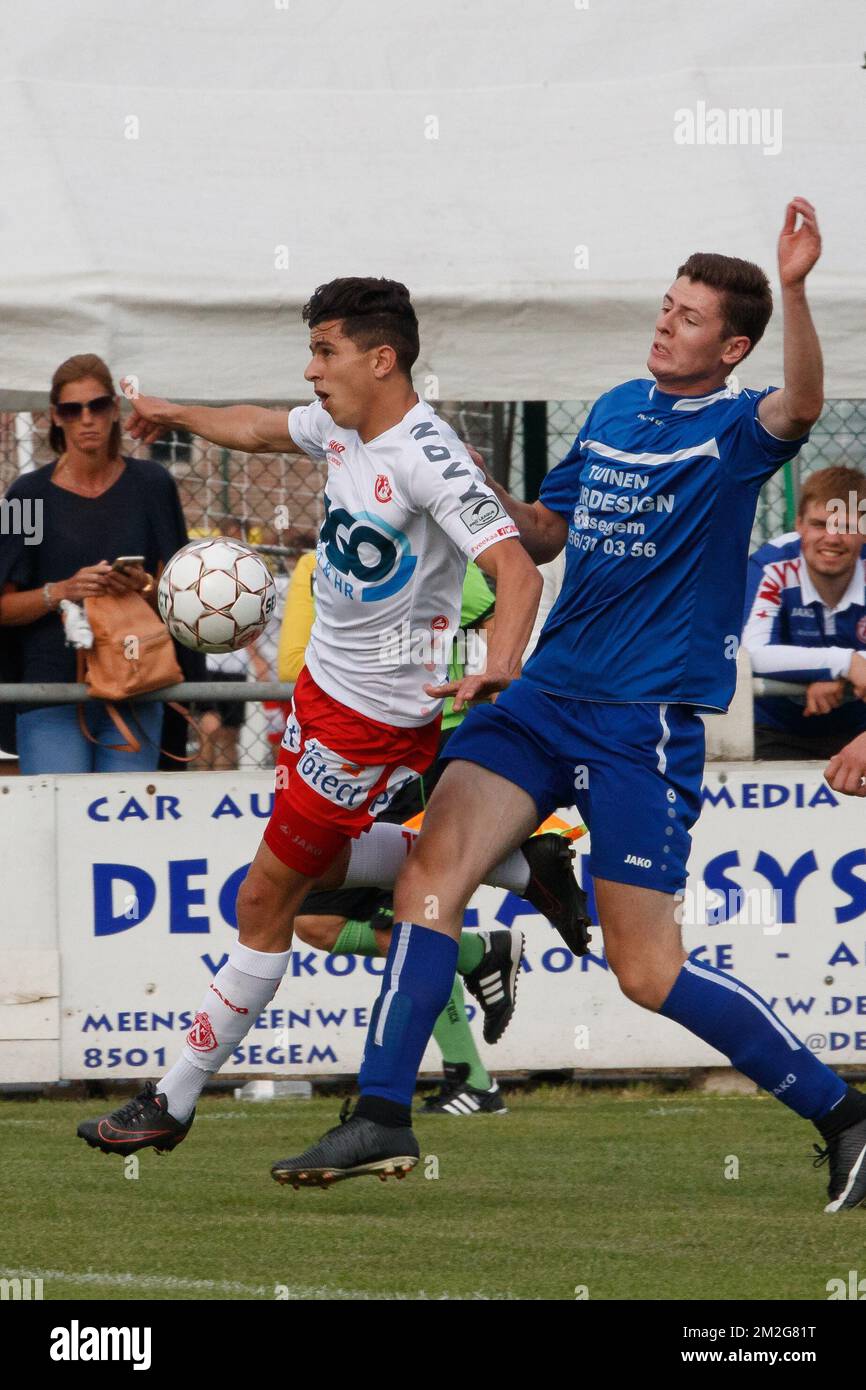 Youcef Atal de Courtrai combat pour le ballon lors d'un match amical, le premier de la nouvelle saison 2018-2019 pour KV Kortrijk, entre KRC Bissegem et Kortrijk, à Bissegem, samedi 23 juin 2018. BELGA PHOTO KURT DESPLENTER Banque D'Images