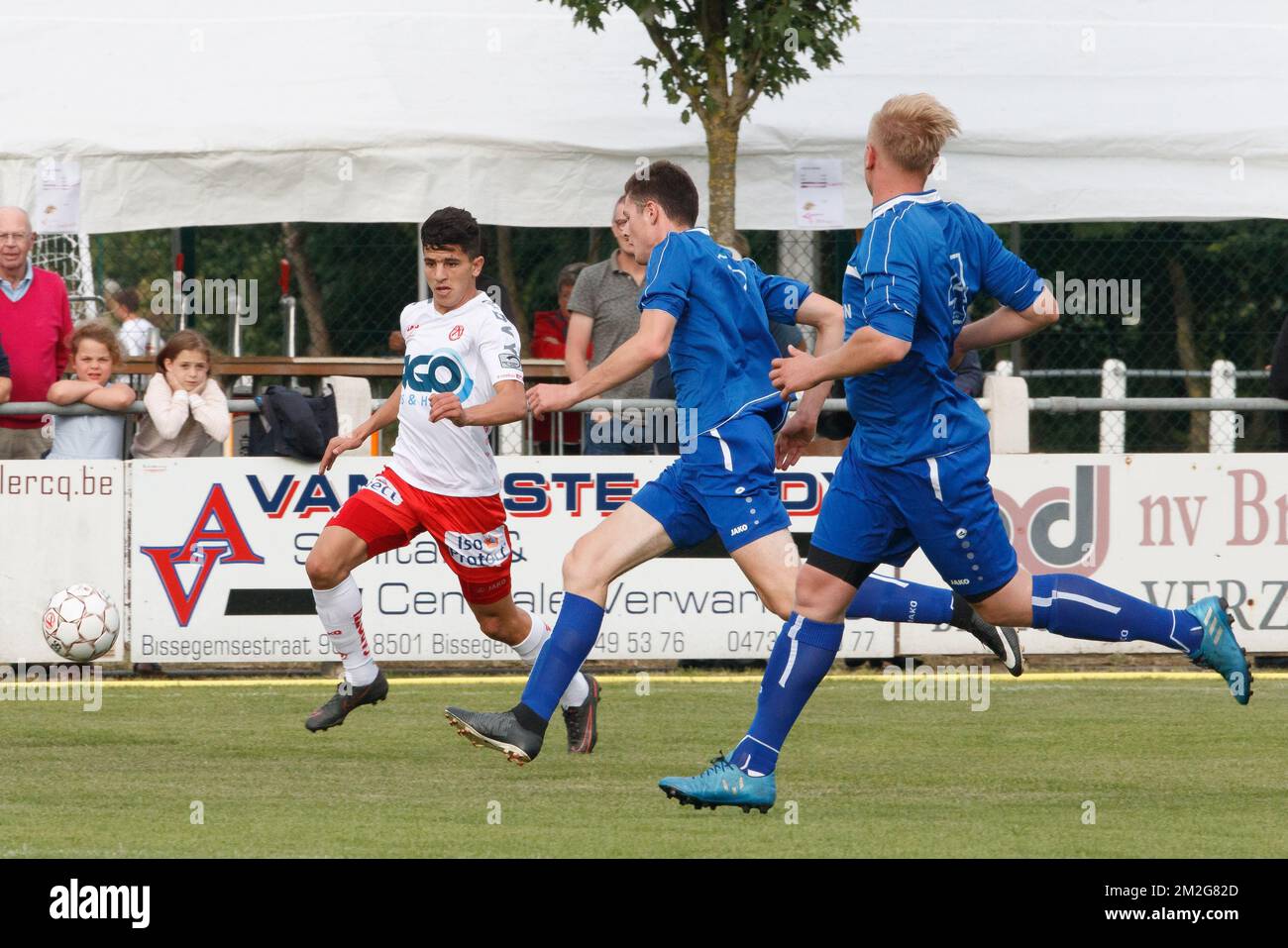 Youcef Atal de Courtrai combat pour le ballon lors d'un match amical, le premier de la nouvelle saison 2018-2019 pour KV Kortrijk, entre KRC Bissegem et Kortrijk, à Bissegem, samedi 23 juin 2018. BELGA PHOTO KURT DESPLENTER Banque D'Images