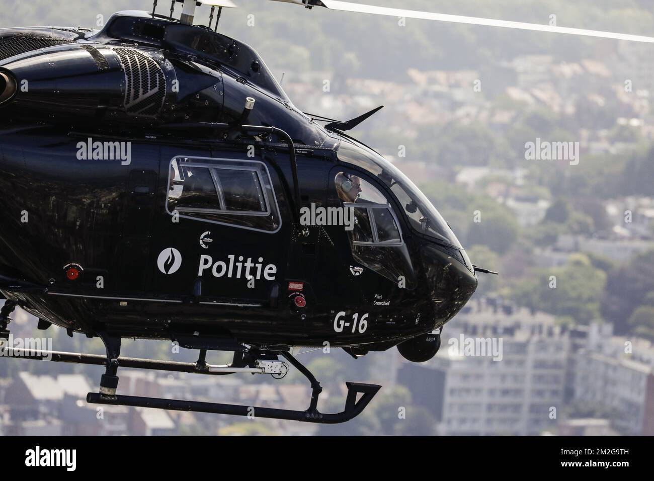 Le roi Philippe - Filip de Belgique pilote un hélicoptère à l'occasion de la célébration du 25th anniversaire du département du soutien aérien de la police fédérale, à Melsbroek, le mardi 26 juin 2018. BELGA PHOTO THIERRY ROGE Banque D'Images