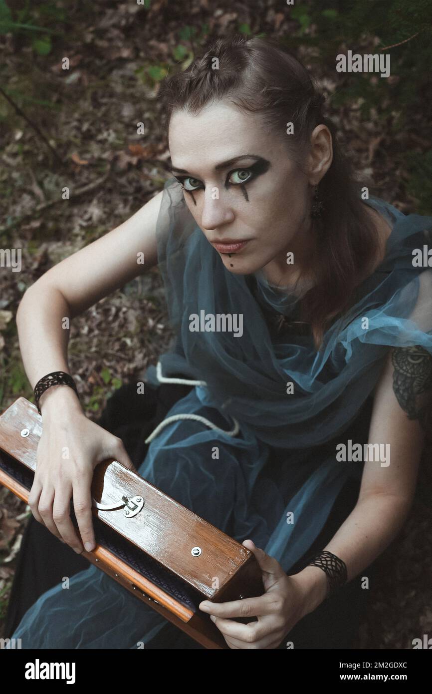 Gros plan femme en portrait de vêtements inspirés de contes de fées sombres Banque D'Images