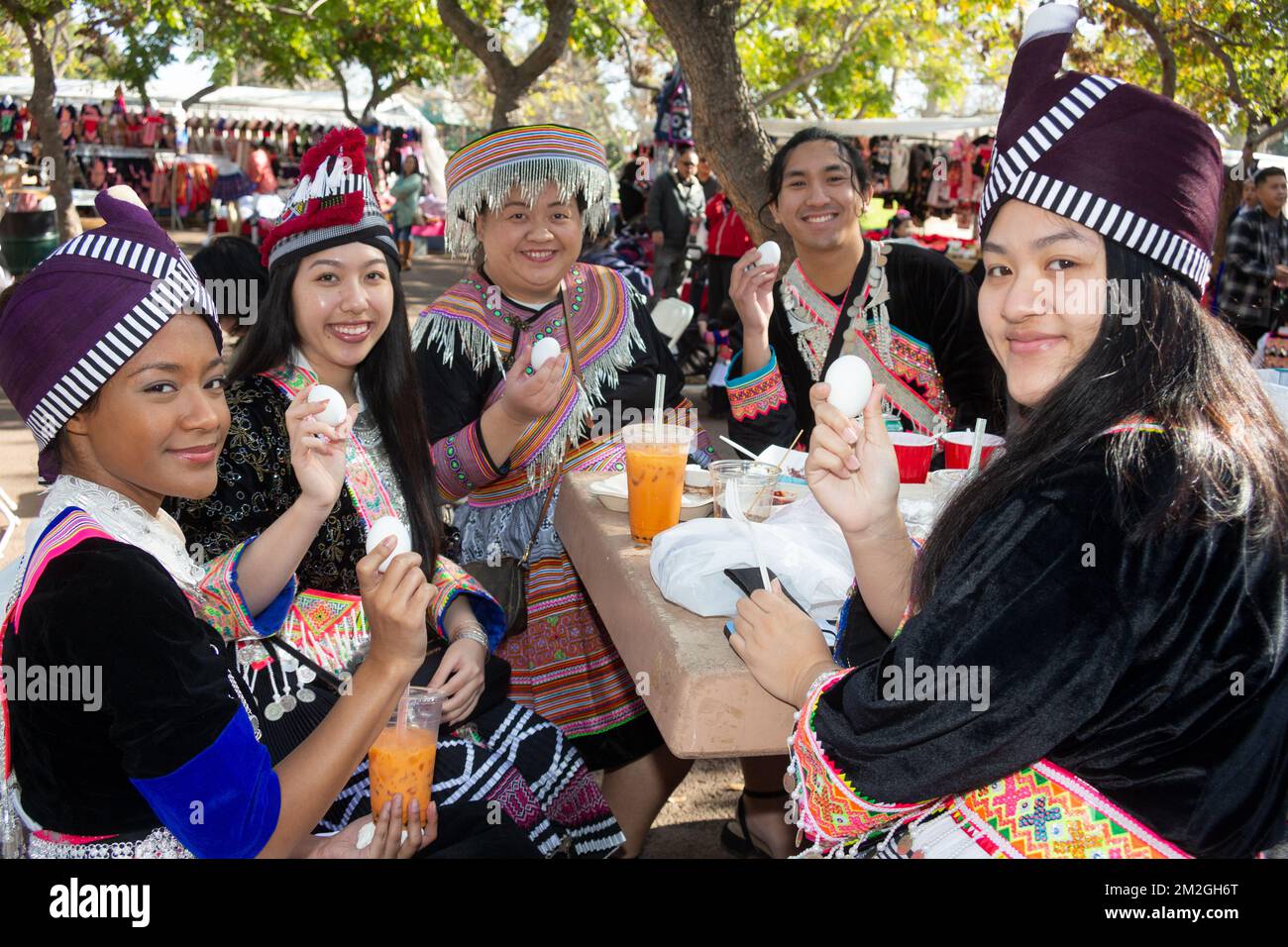 Les amis tiennent leur œuf de bonne chance traditionnel du nouvel an à la Hmong New Year Celebration au parc El Dorado de long Beach, CA Banque D'Images