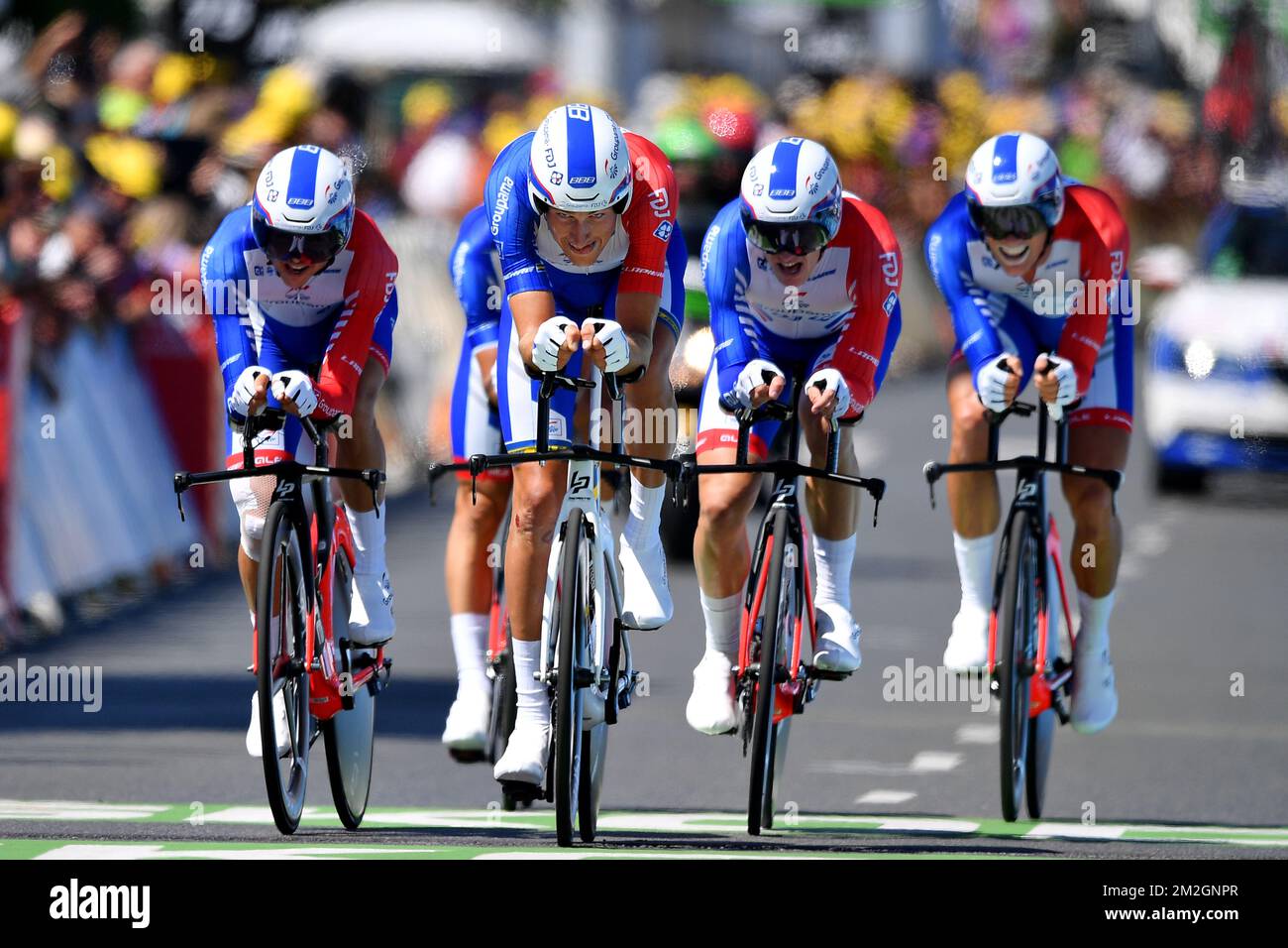 FDJ riders franchissent la ligne d'arrivée, de la troisième étape de l'édition 105th de la course cycliste Tour de France, un procès en équipe (35,5km) de Cholet à Cholet, France, le lundi 09 juillet 2018. Le Tour de France de cette année se déroule de 7 juillet à 29 juillet. BELGA PHOTO DAVID STOCKMAN Banque D'Images