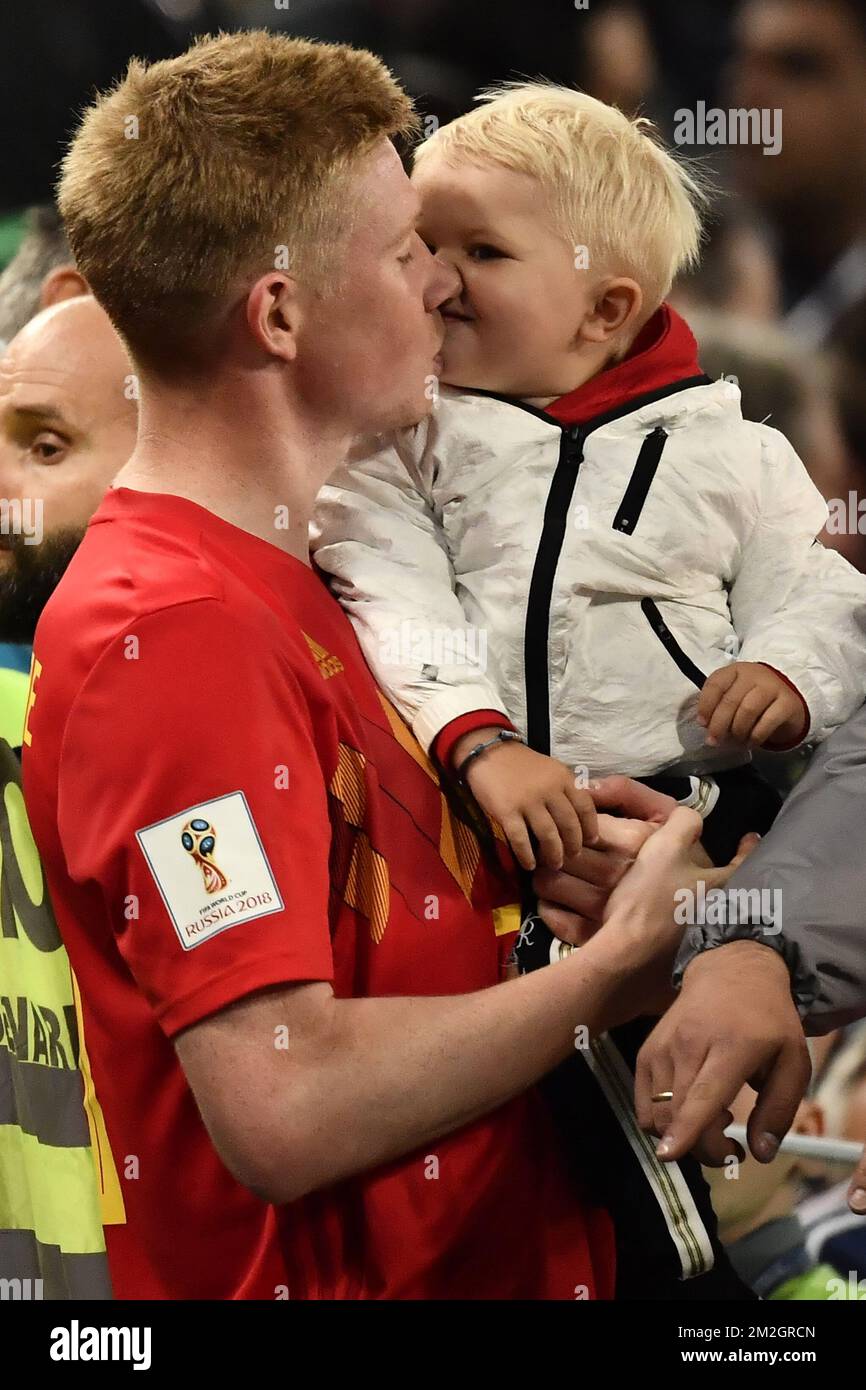 Kevin de Bruyne et son fils Mason Milian, en Belgique, photographiés après le match de demi-finale entre l'équipe nationale française de football « les Bleus » et l'équipe nationale belge de football les Red Devils, à Saint-Pétersbourg, en Russie, le mardi 10 juillet 2018. BELGA PHOTO DIRK WAEM Banque D'Images