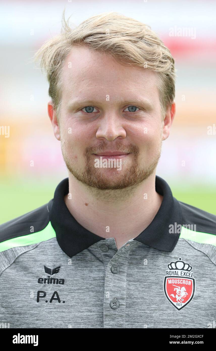 Pierre Alain six, physiothérapeute de Mouscron, pose pour photographe à la séance photo de la saison 2018-2019 de l'équipe belge de football de première ligue Royal Excel Mouscron, vendredi 13 juillet 2018 à Mouscron. BELGA PHOTO VIRGINIE LEFOUR Banque D'Images