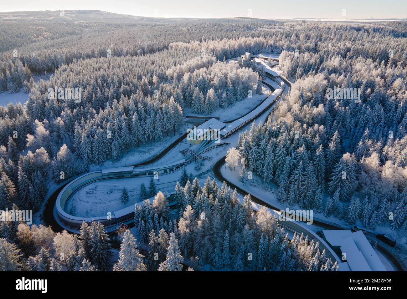 Altenberg, Allemagne. 13th décembre 2022. Couvert de neige se trouve le traîneau de course et la piste de bobsleigh Altenberg. (Vue aérienne avec un drone) Credit: Sebastian Kahnert/dpa/Alay Live News Banque D'Images