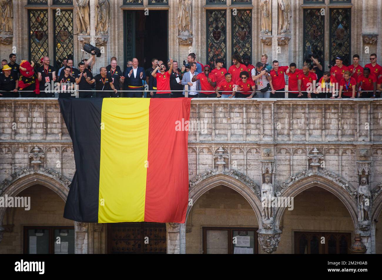 Les joueurs célèbrent à la Grand-place - Grote Markt dans le centre-ville de Bruxelles, tandis que l'équipe nationale belge de football Red Devils viennent célébrer avec des supporters sur le balcon de l'hôtel de ville après avoir atteint les demi-finales et gagné la médaille de bronze à la coupe du monde de football 2018 en Russie, Dimanche 15 juillet 2018. BELGA PHOTO JAMES ARTHUR GEKIERE Banque D'Images