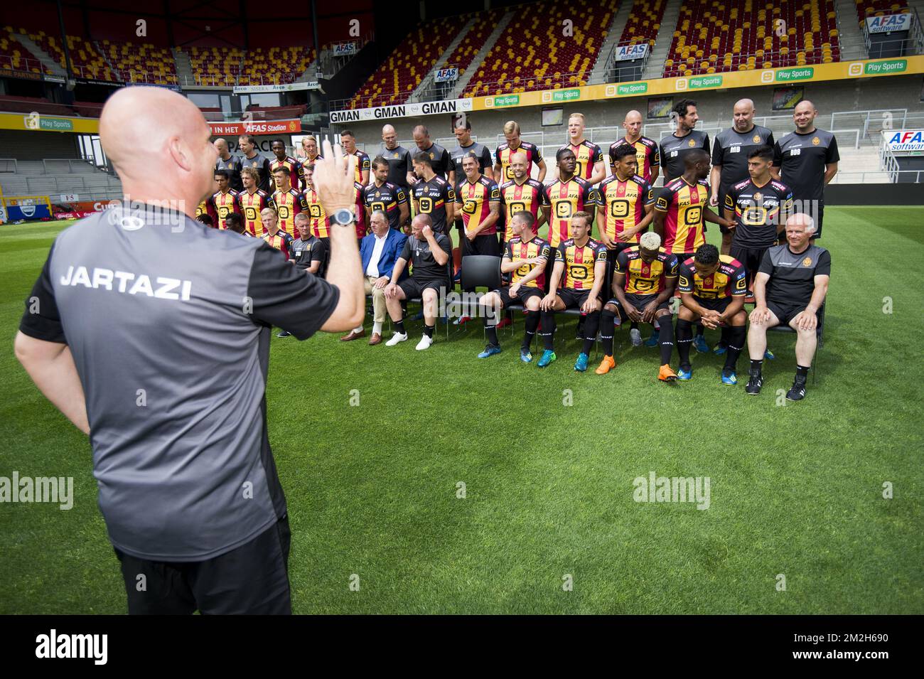 (Rang supérieur G-D) physio Christophe Sintebin; docteur Hendrik Gevers; docteur de l'équipe de Mechelen Robin Vanhoudt; William Togui de Mechelen; Gaetan Bosiers; 21 Clément Tainmont de Mechelen; Harmen Kuperus; analyste vidéo Dieter Van Tornout; physiothérapeute Glenn Vanryckerghem; Clément de Mechelen; Betty; 29 de Mechelen; Betty; Betty Betty; 07 Betty; Betty Mechelen; Mechelen; Better Van Mechilen; Betty; Betty Betty; Betty; Betty; Mechilen; Mechil La logistique de Mechelen Marc Bols; le physiothérapeute de Mechelen Bart de Bruyn; (rangée du milieu L-R) Arno Valkenaers; Trova Boni; Laurent Lemoine de Mechelen; 05 Arjan Swinkels de Mechelen; 34 Maxime de Mechelen Banque D'Images