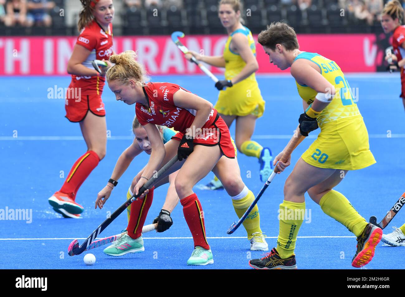 Michelle Struijk, de Belgique, et Kathryn Slattery, d'Australie, photographiées en action pendant le match entre l'Australie et la Belgique dans le groupe D à la coupe du monde des femmes de hockey, à Londres, Royaume-Uni, le mardi 24 juillet 2018. La coupe du monde des femmes de hockey a lieu du 21 juillet au 05 août au Lee Valley Hockey Centre de Londres. BELGA PHOTO BENOIT DOPPAGNE Banque D'Images