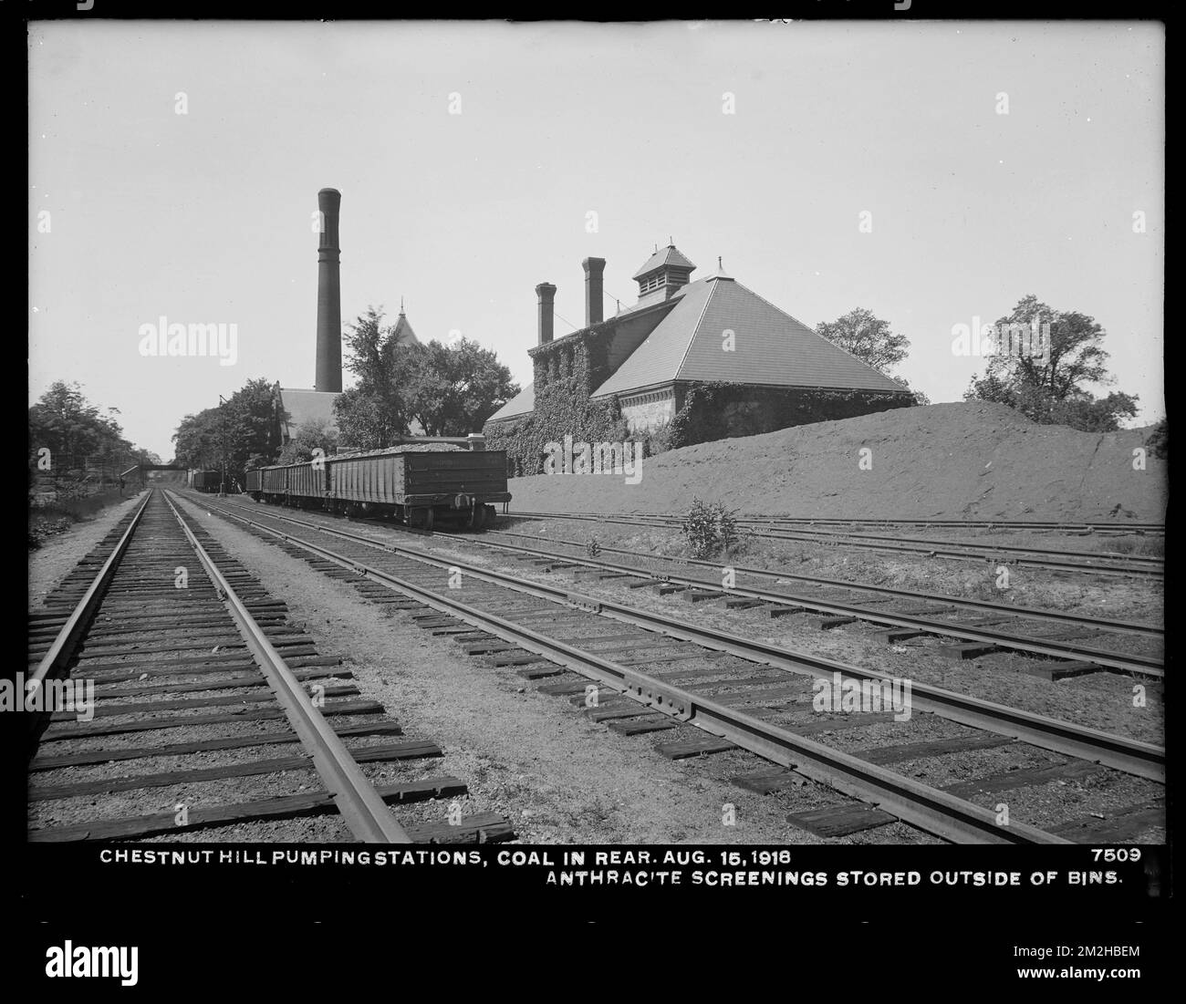 Service de distribution, stations de pompage Chestnut Hill Low Service et High Service, charbon à l'arrière; criques anthracite stockées à l'extérieur des bacs, Brighton, Mass., 15 août 1918 , travaux d'eau, stations de pompage, infrastructures de chemins de fer Banque D'Images