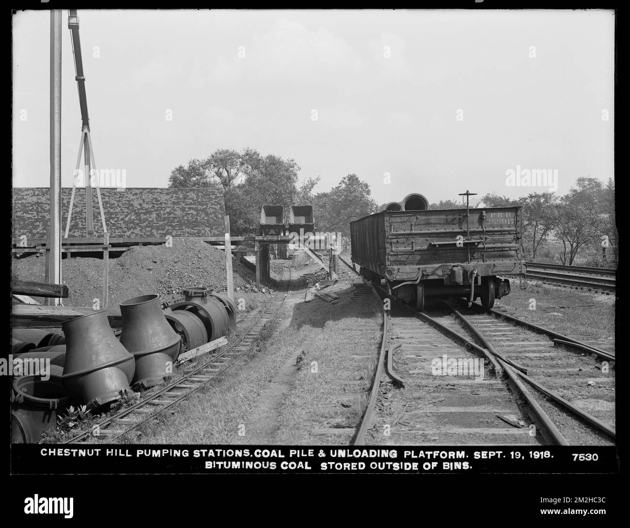 Service de distribution, stations de pompage à faible service et à haut service de Chestnut Hill, plate-forme de déchargement et de pieu de charbon; charbon bitumineux stocké à l'extérieur des bacs, Brighton, Mass., 19 septembre 1918 , travaux d'eau, stations de pompage, infrastructures de chemins de fer Banque D'Images