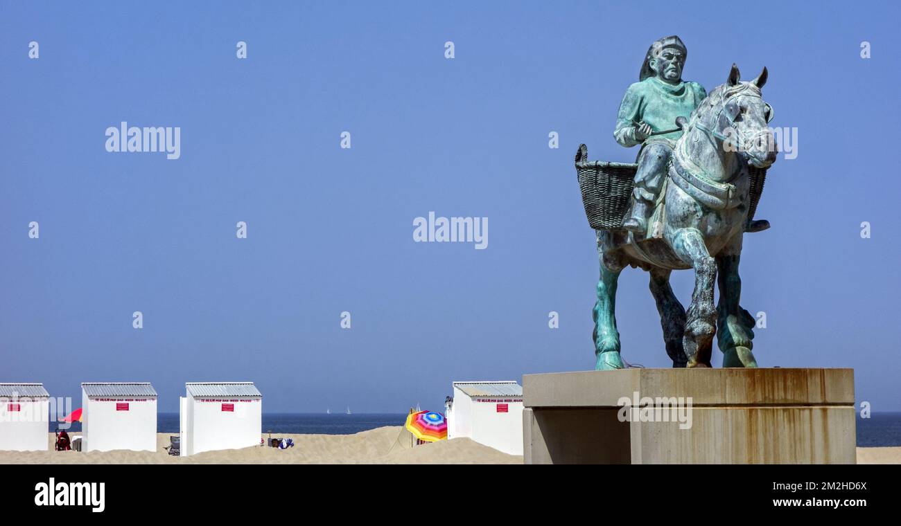 Cloned Paardenvisager, sculpture en bronze de la crevette à cheval sur la plage d'Oostduinkerke, Flandre Occidentale, Belgique | Cloned Paardenvisager, sculpture de pêche de cuvettes à cheval sur la plage d'Oostduinke, Belgique 28/07/2018 Banque D'Images