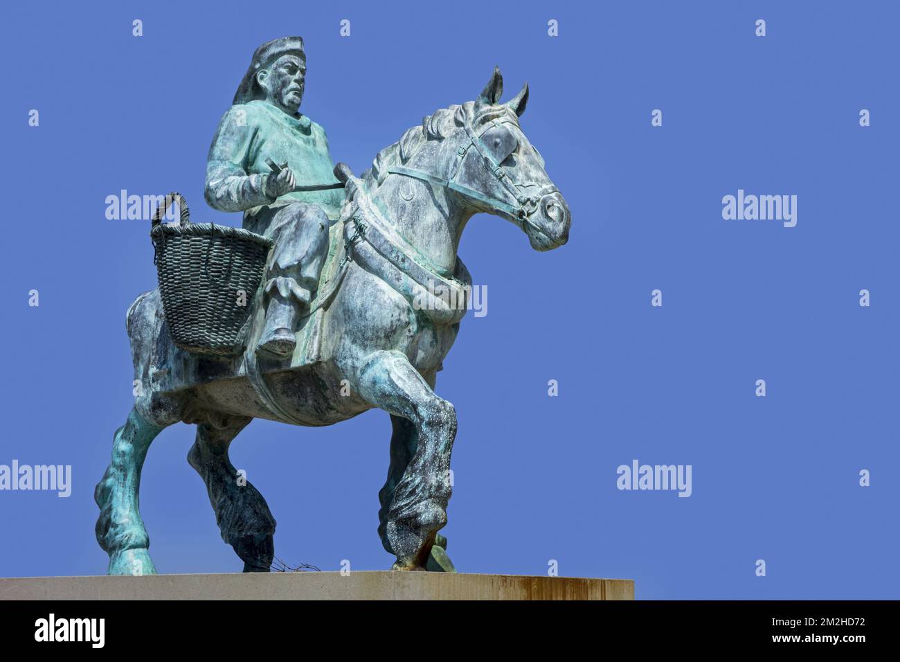 Cloned Paardenvisager, sculpture en bronze de la crevette à cheval sur la plage d'Oostduinkerke, Flandre Occidentale, Belgique | Cloned Paardenvisager, sculpture de pêche de cuvettes à cheval sur la plage d'Oostduinke, Belgique 28/07/2018 Banque D'Images